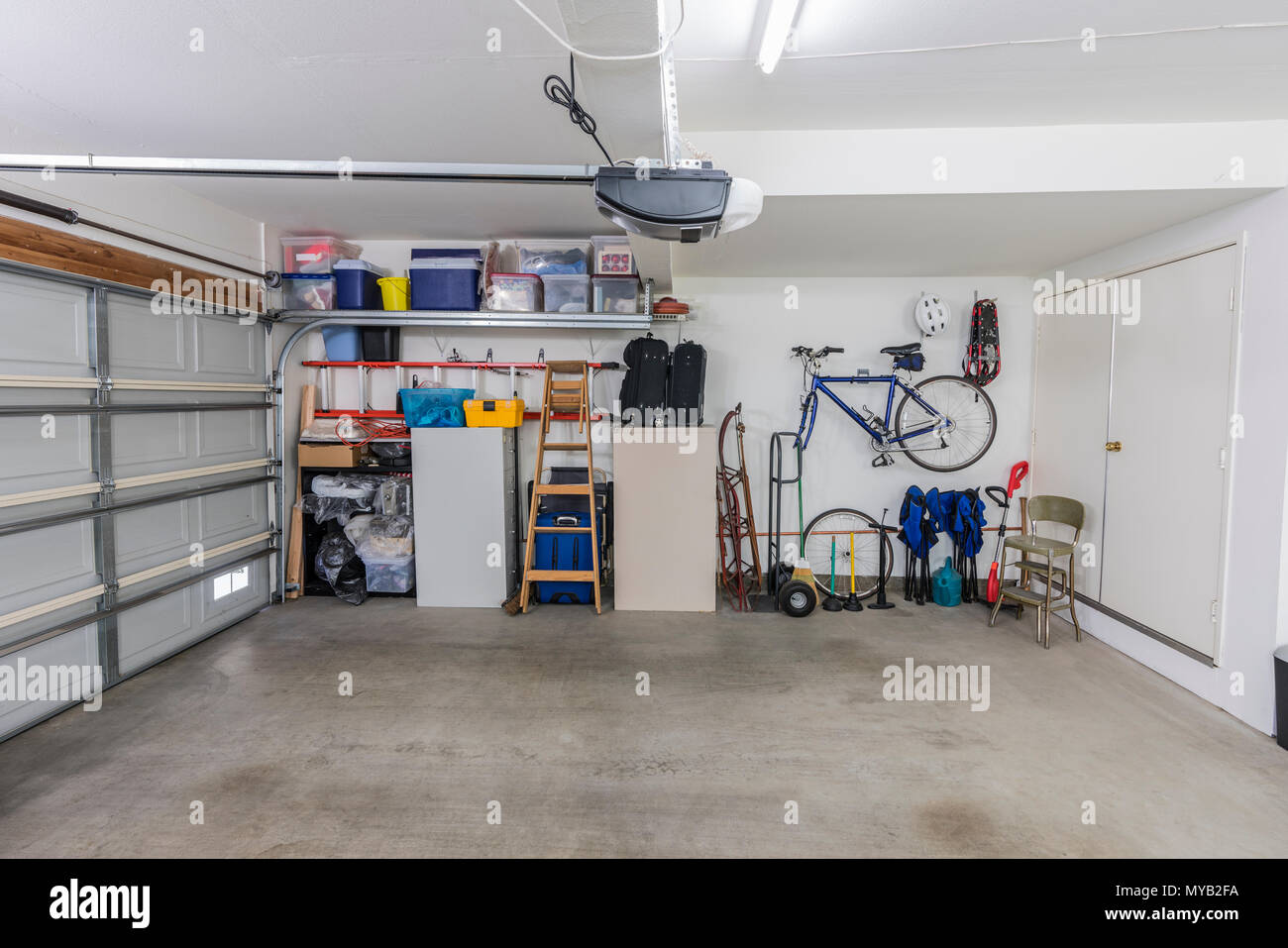Organisierte sauber vorstädtischen Wohnviertel Garage für zwei Autos mit Werkzeugen, Aktenschränke und Sportgeräte. Stockfoto