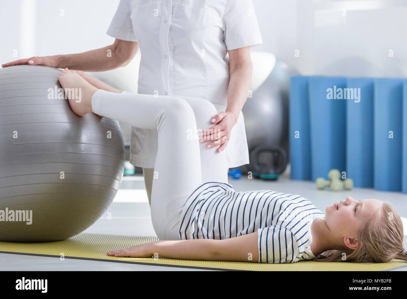 Kleines Mädchen mit Skoliose arbeiten mit Gymnastikball Arzt Stockfotografie Alamy