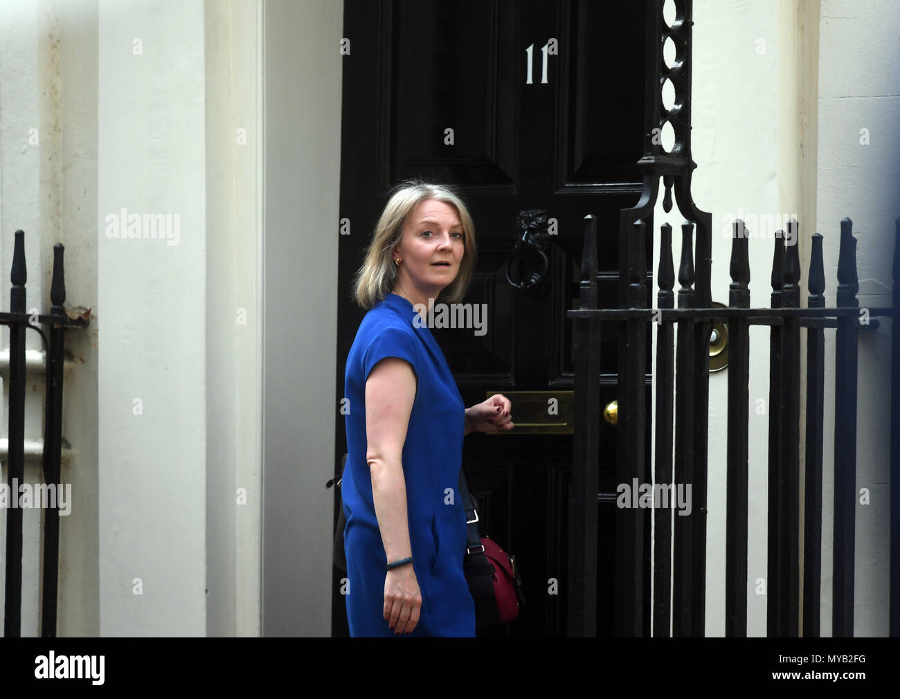 Chief Secretary, Schatzamt Elizabeth Truss zu Fuß in 11 Downing Street, London. Stockfoto