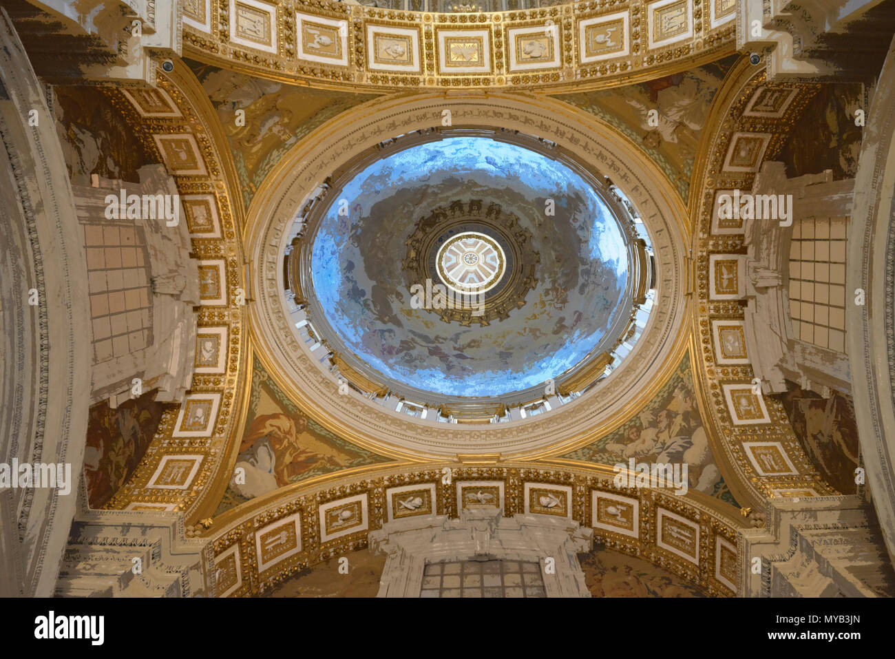 Saint Peter's Basilica, Innenraum, kleine Kuppel (Kuppel) am Ende des nördlichen Seitenschiff (in PS gerendert), Vatikan, Rom, Italien Stockfoto