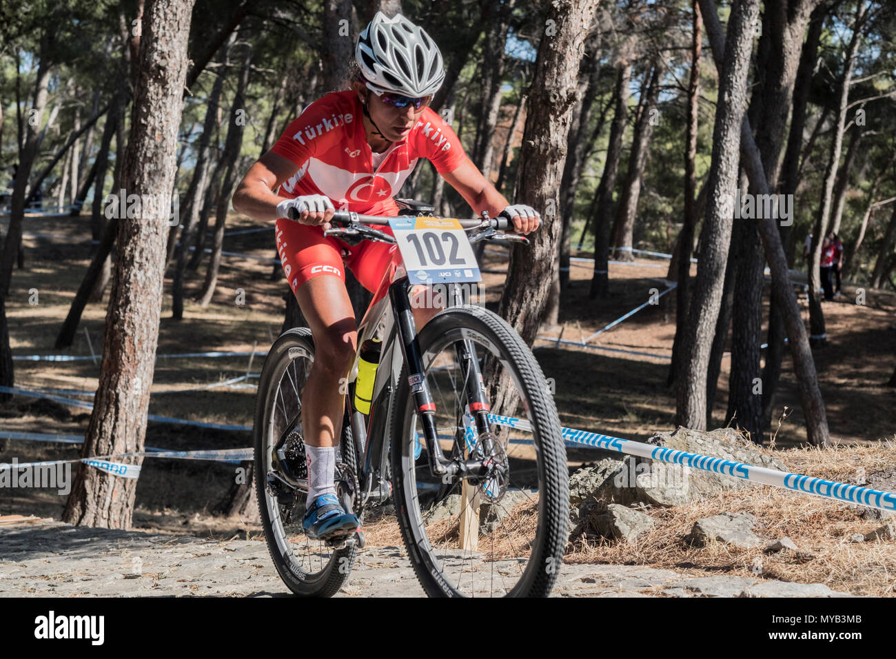 Junge türkische Radfahrer konkurriert in einem internationalen Mountainbike Rennen in der griechischen Dorf Molyvos auf der Insel Lesbos Stockfoto