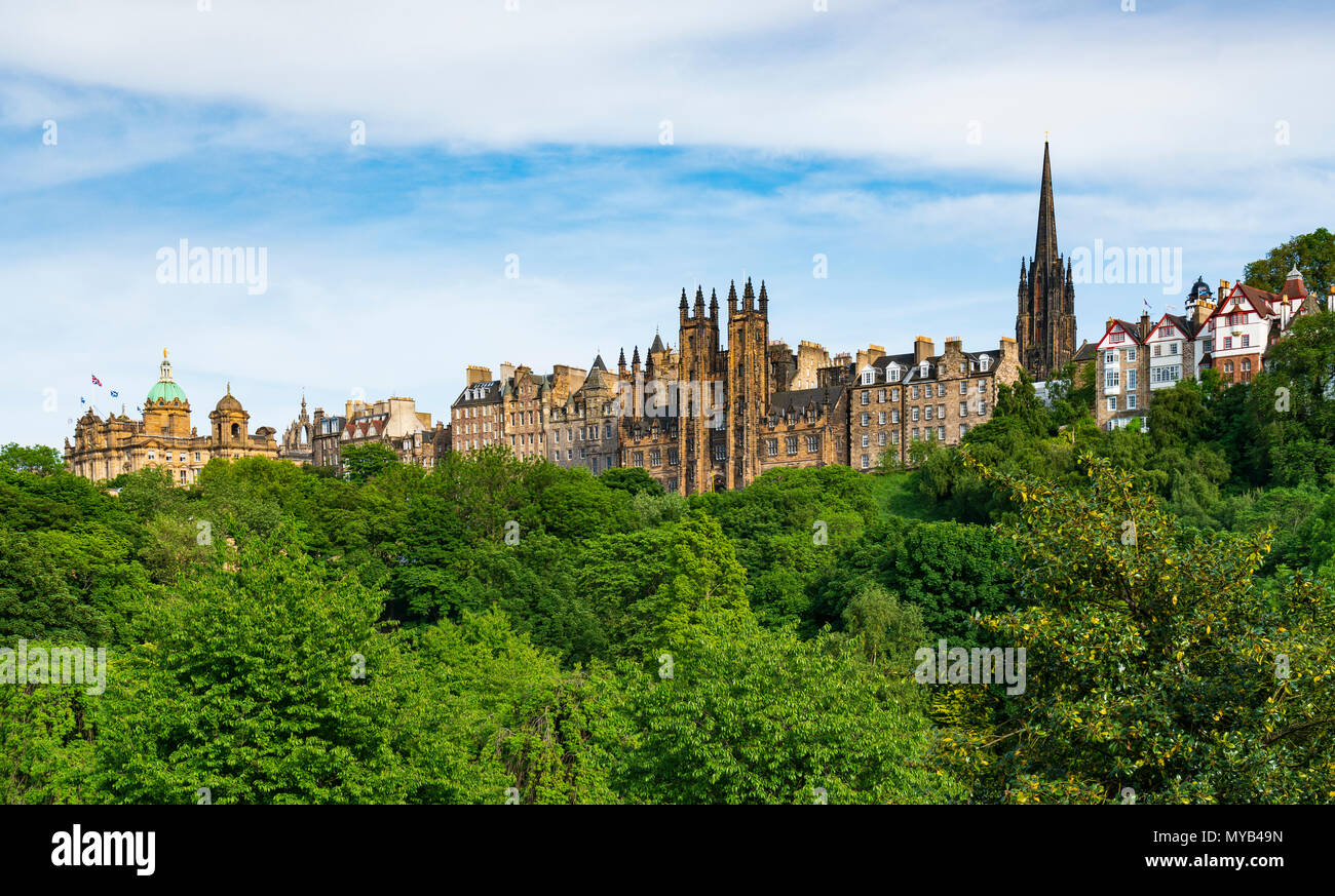 Skyline Blick auf die Princes Street Gardens von Gebäuden in der Altstadt von Edinburgh, Schottland, Großbritannien Stockfoto