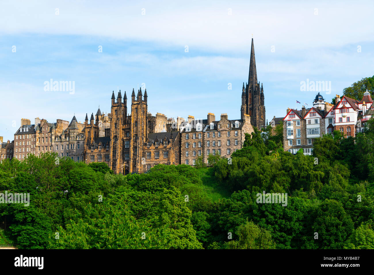 Skyline Blick auf die Princes Street Gardens von Gebäuden in der Altstadt von Edinburgh, Schottland, Großbritannien Stockfoto