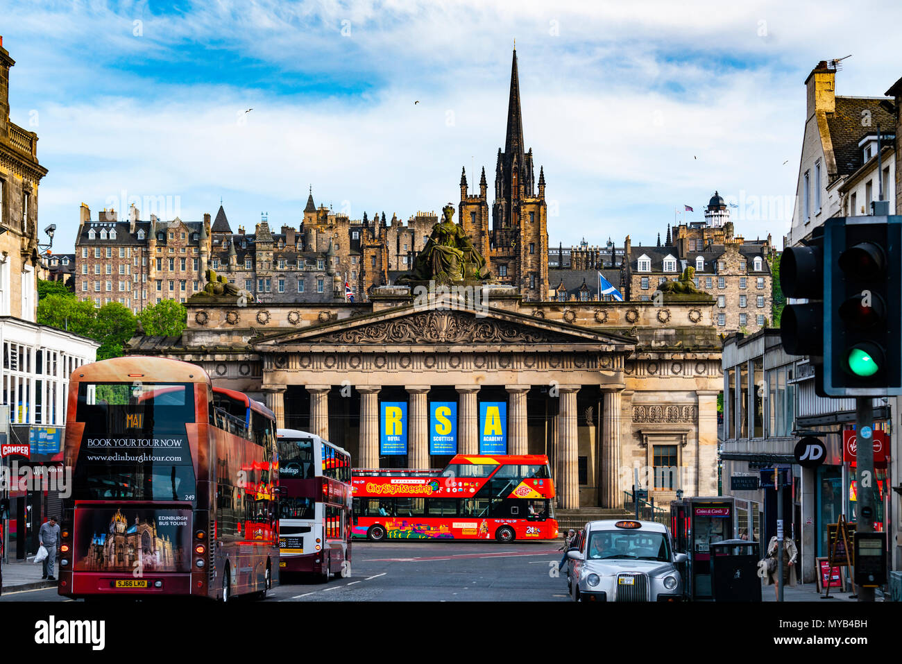 Blick auf den geschäftigen Straßen mit Royal Scottish Academy und Altstadt zum hinteren in Edinburgh, Schottland, Großbritannien Stockfoto