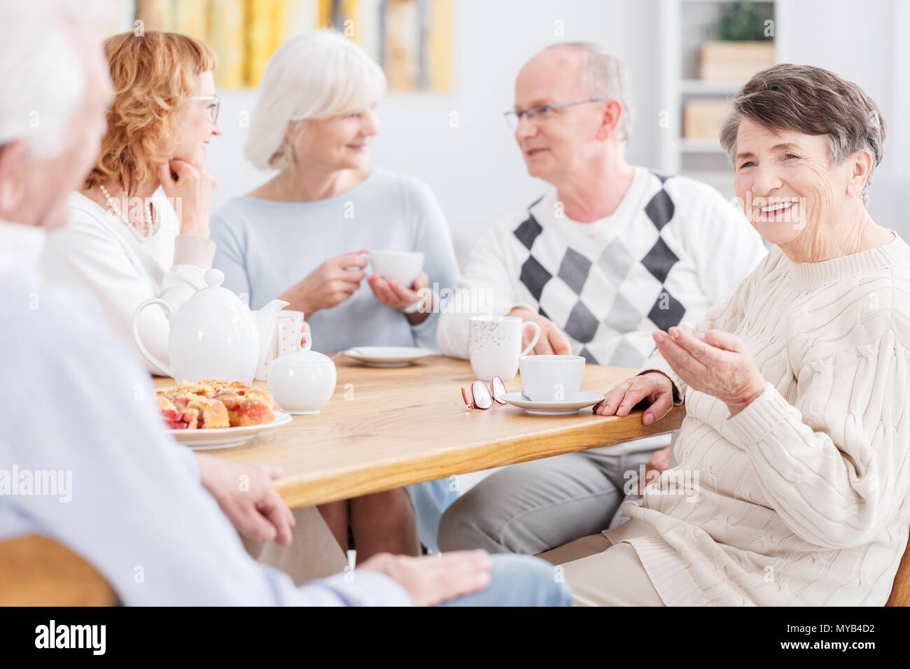 Gruppe von älteren Menschen Kaffee trinken im Pflegeheim Stockfoto