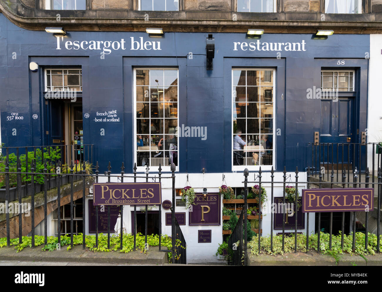 Anzeigen von L'Escargot Bleu Restaurant und Pickles der Broughton Street Wine Bar auf der Broughton Street in der New Town von Edinburgh, Schottland, Großbritannien Stockfoto