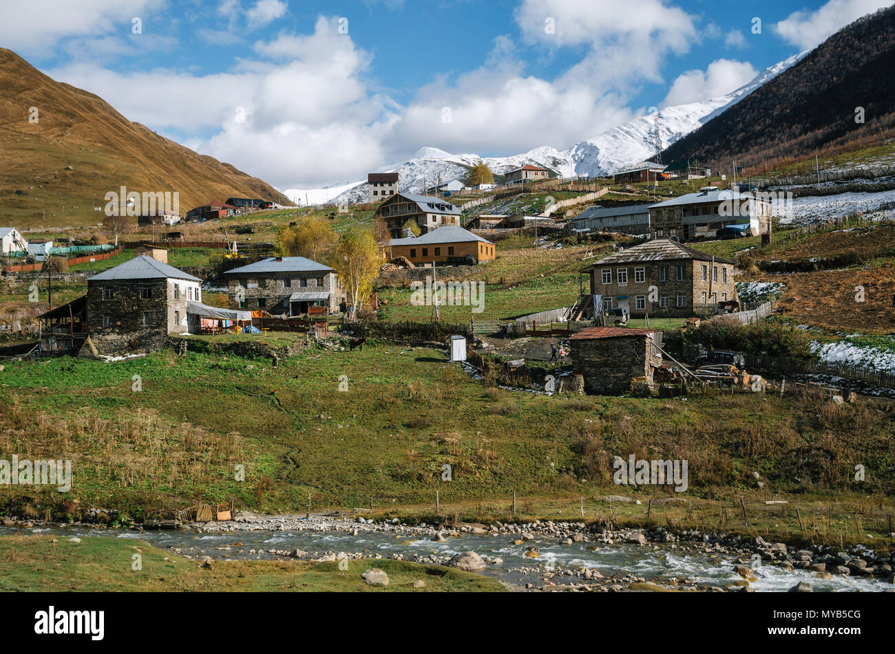 Berg Enguri Fluss gegen Kaukasischen Chvibiani Dorf in Harderwijk Gemeinde, Kaukasus, obere Swanetien, Georgia. Stockfoto