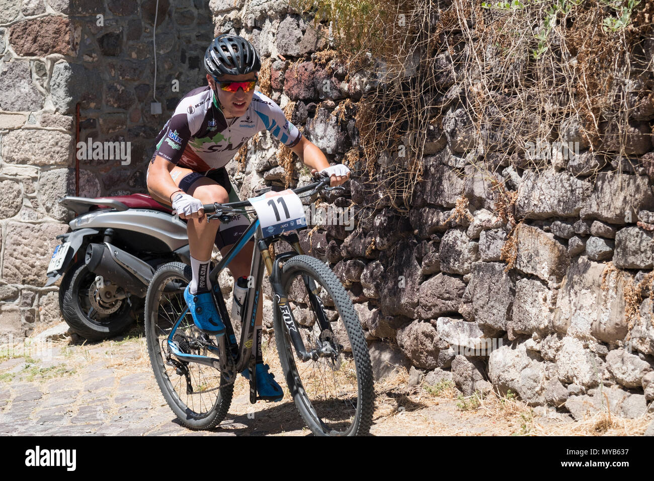 Weibliche niederländische Radfahrer konkurriert in einem internationalen Mountainbike Rennen in der griechischen Dorf Molyvos auf der Insel Lesbos Stockfoto