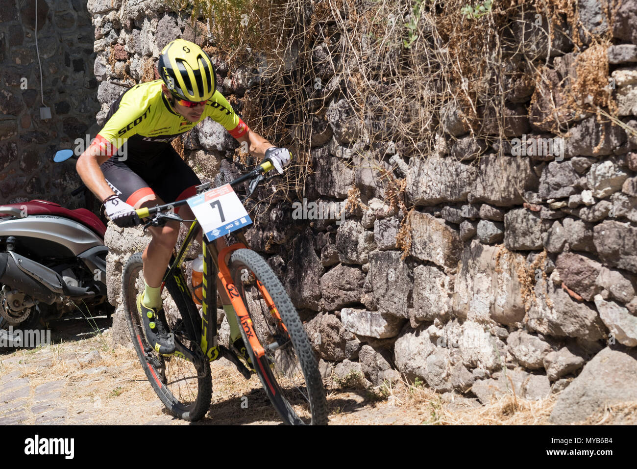 Griechische Radfahrer konkurriert in einem internationalen Mountainbike Rennen in der griechischen Dorf Molyvos auf der Insel Lesbos Stockfoto