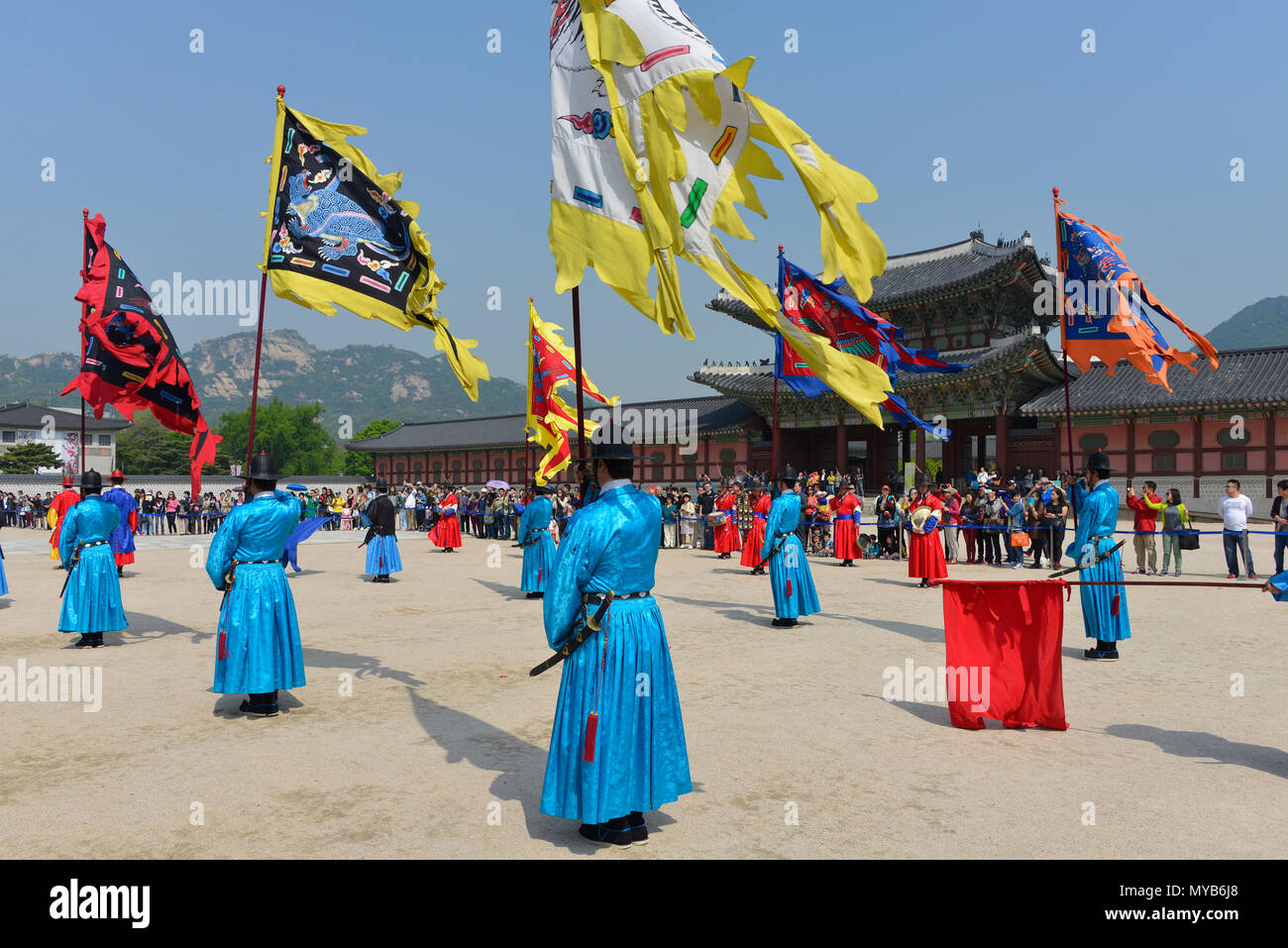 Gyeongbokgung Palast: Einheit der Linderung der Wachen mit Fahnen Märsche aus in Richtung der Gwanghwamun, Jongno-gu, Südkorea Stockfoto