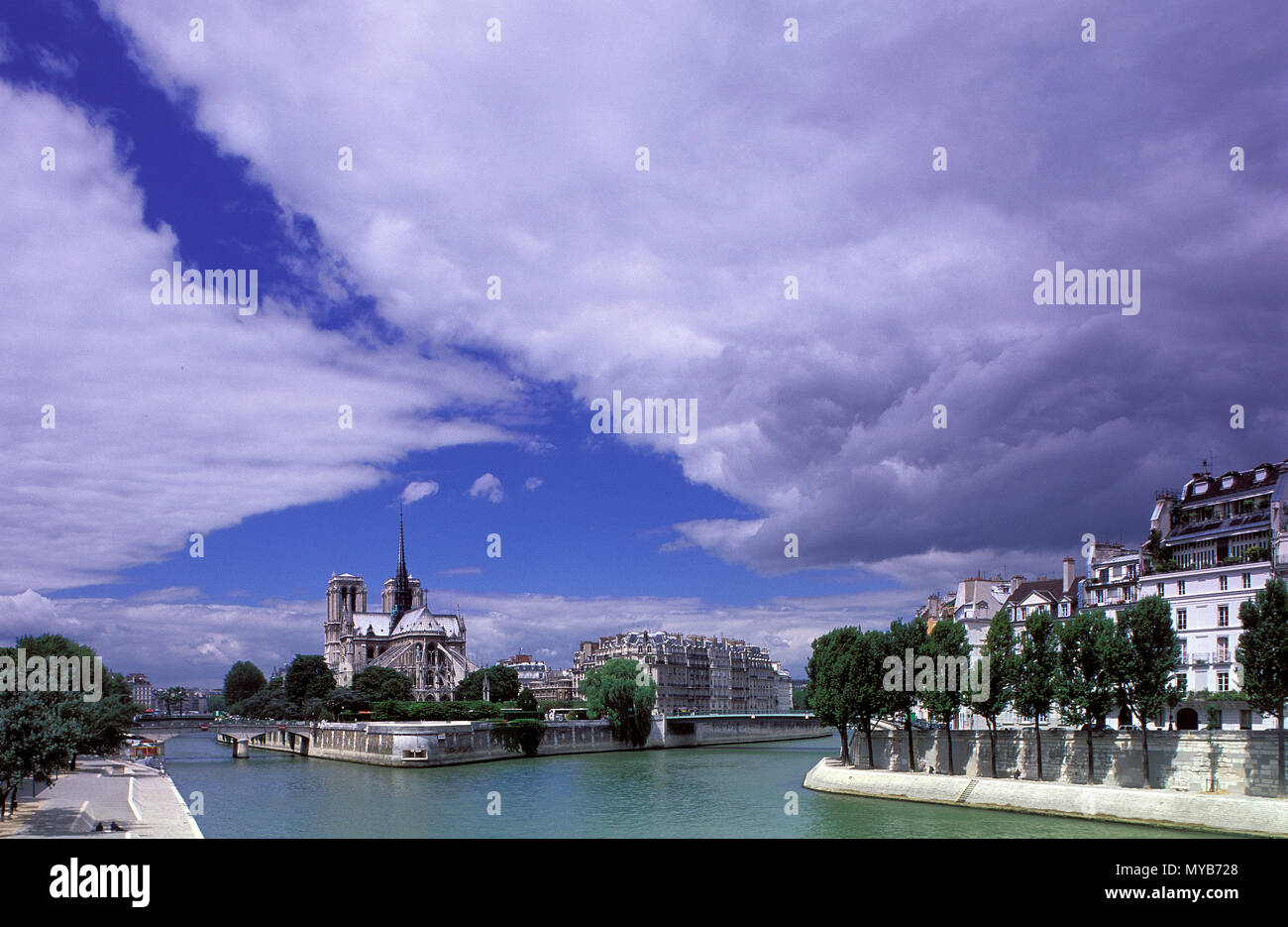 Notre Dame auf der Ile de la CitŽ, wie über die Seine Blick nach Westen mit dramatischen Wolken gesehen, nachdem der Sturm vorüber war, Paris, Frankreich Stockfoto