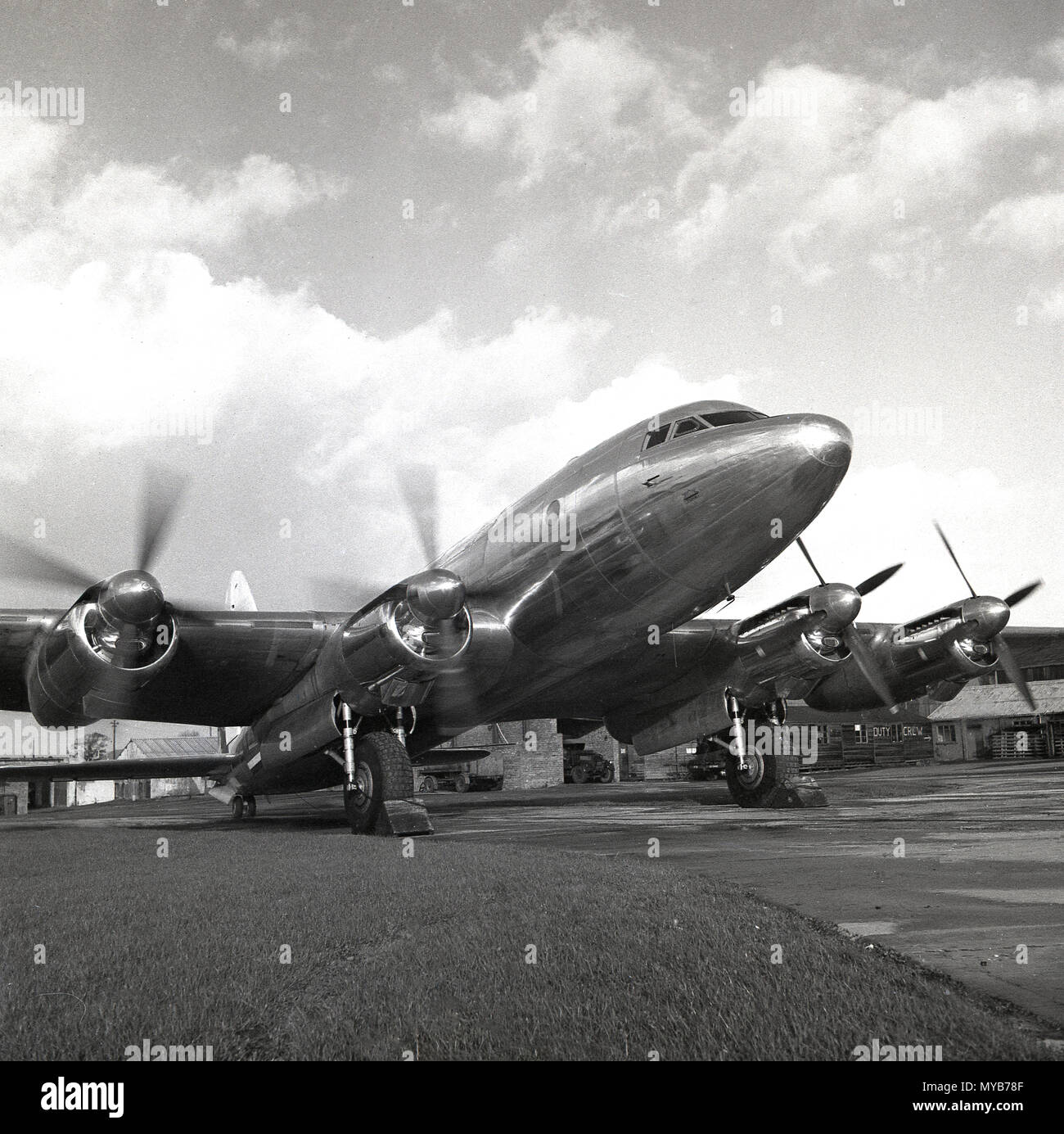 1940, historische, die AVRO Tudor 1 Flugzeug auf der Landebahn von einem kleinen Flughafen, England, UK geparkt. A. V Roe & Co, bekannt als AVRO war der berühmte britische Designer und Erbauer des WW2 Lancaster und Lincoln Ebenen. Entwicklung des Tudor Flugzeug wurde vom Ministerium der britischen Regierung, der Versorgungssicherheit, der glaubte, die zivile Luftfahrt wichtig war, um der Nation unterstützt. Stockfoto