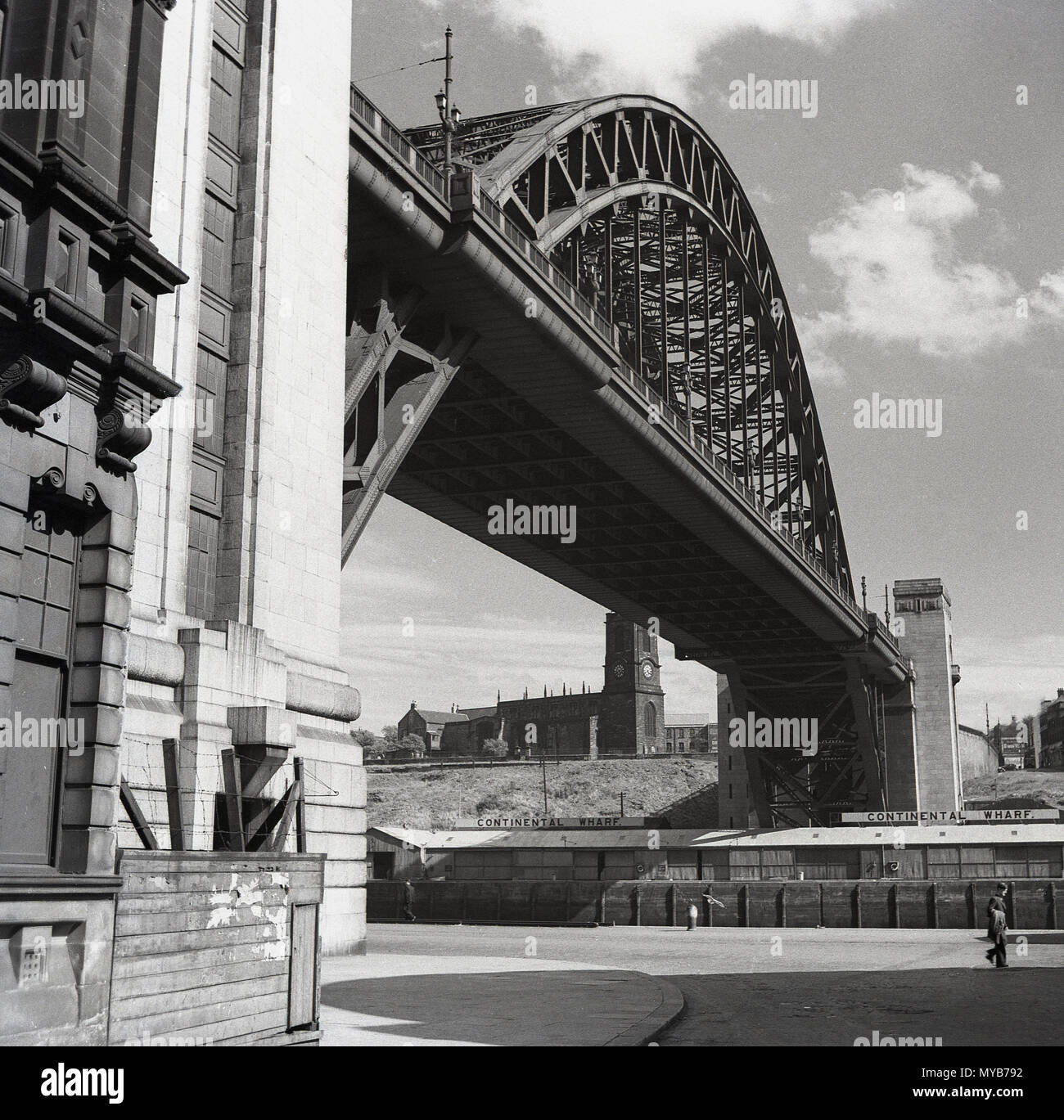 1950er Jahre, historische Bild, eine Ansicht von unten, von der Kai des Tyne Bridge, ein gthrough Bogen Brücke über den Fluss Tyne, die Verknüpfung der Stadt Newcastle an der Stadt Gateshead, England, UK. Es war die größte Einzel-span Bridge in Großbritannien, wenn offiziell von König George V im Oktober 1928 eröffnet. Stockfoto
