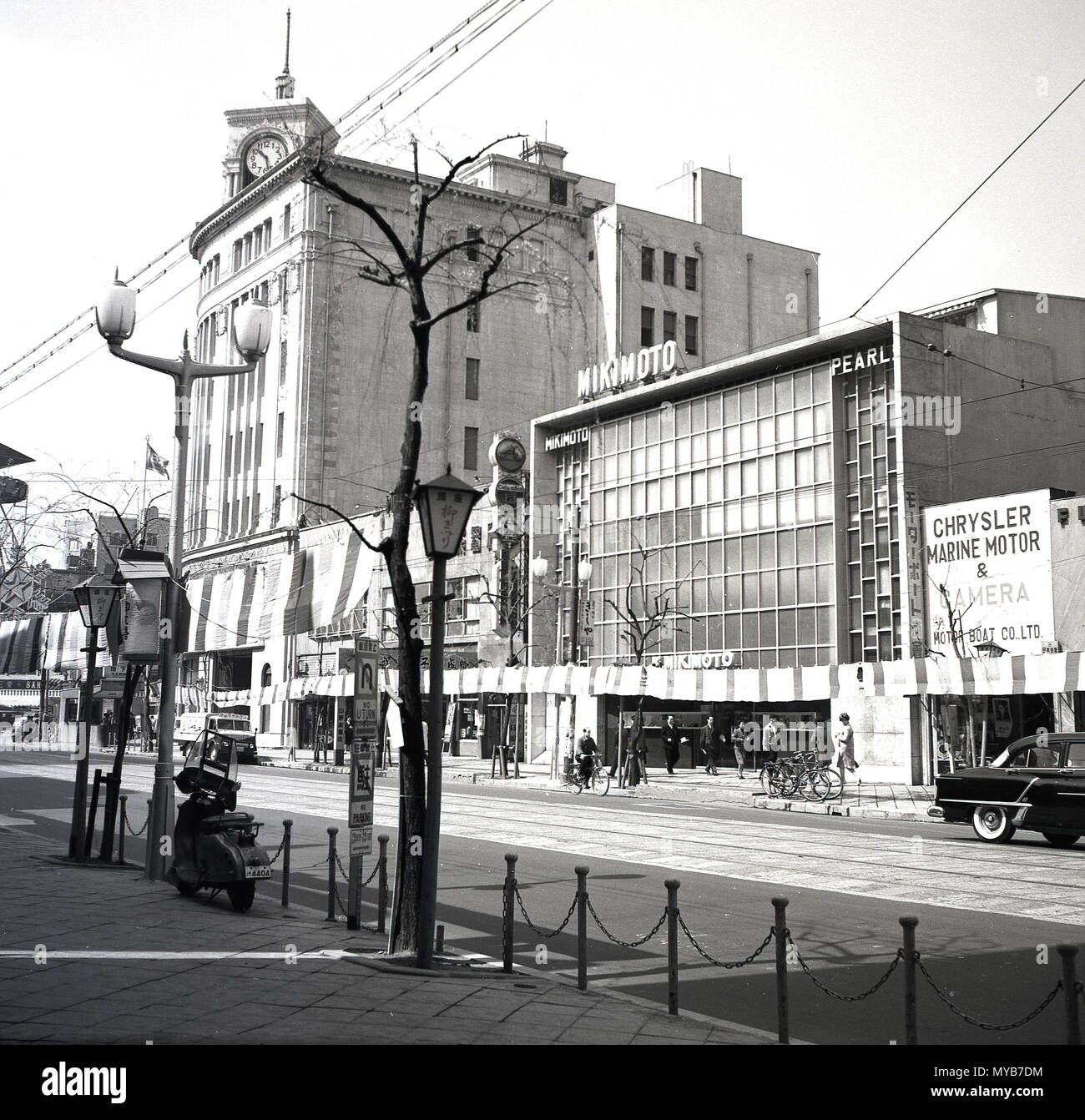 1950er Jahre, historische, Außen, Straße in der Stadt Tokio, Japan, zeigen die Büros der berühmten mikimoto Pearl unternehmen. Der Gründer Kokichi Mikimoto, bei der Züchtung von Perlen in 1893 und jetzt die Marke ist in der ganzen Welt berühmten gelungen. Stockfoto