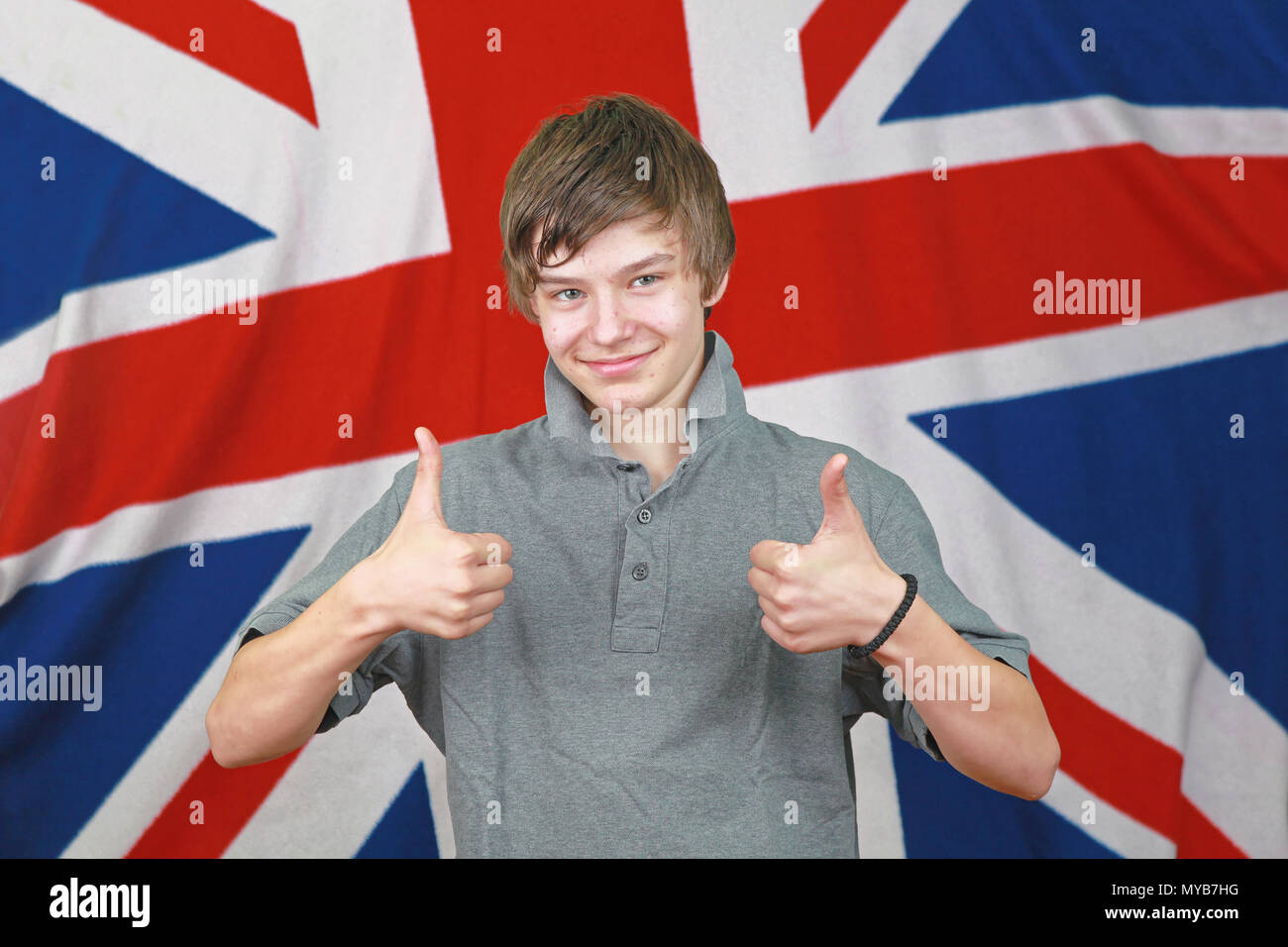 Junger Britischer Junge zwei Daumen hoch Vor der Union Jack Flagge Stockfoto