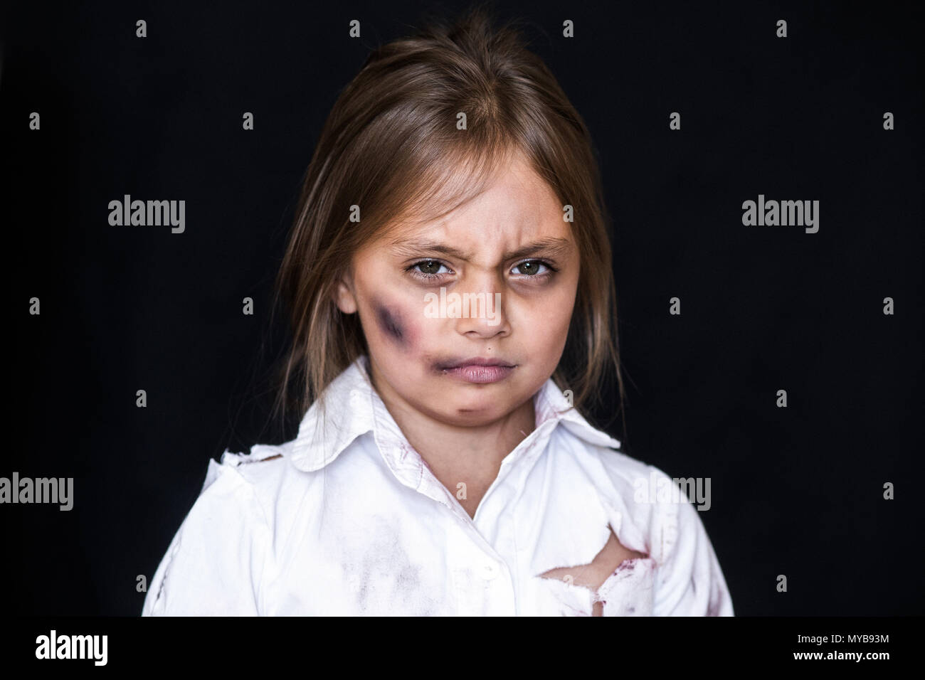 Kindesmissbrauch. Traurig und einsam Mädchen weinen. Verletzte Kind als Opfer von häuslicher Gewalt posing Stockfoto