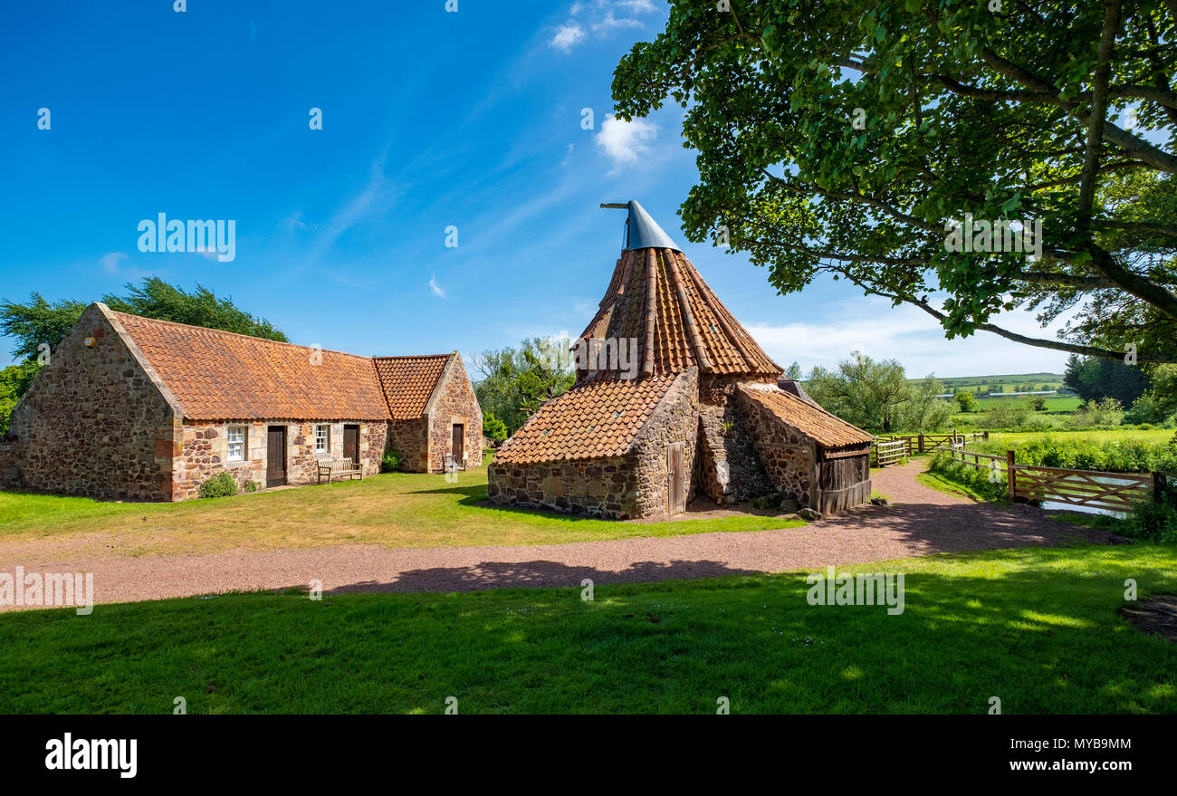 Anzeigen von Preston Mühle mit Wasserrad, mühlteich und doocot am Fluss Tyne in East Lothian, Schottland, Großbritannien Stockfoto