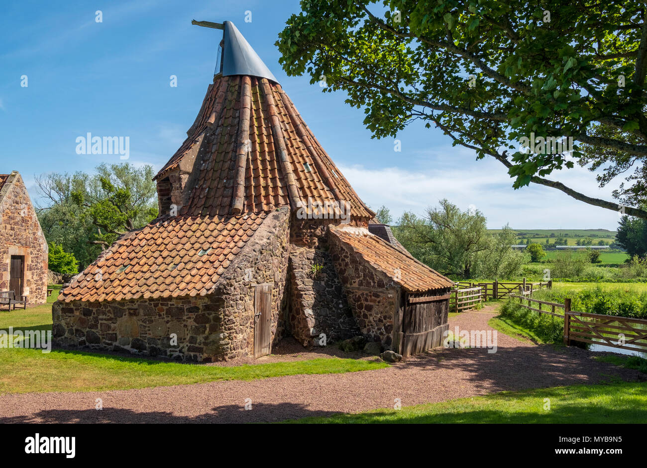 Anzeigen von Preston Mühle mit Wasserrad, mühlteich und doocot am Fluss Tyne in East Lothian, Schottland, Großbritannien Stockfoto