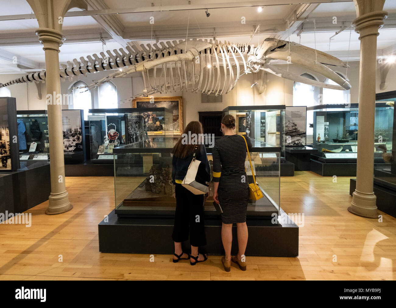 Besucher innen McManus Kunstgalerie und Museum in Dundee, Tayside, Schottland, Großbritannien Stockfoto