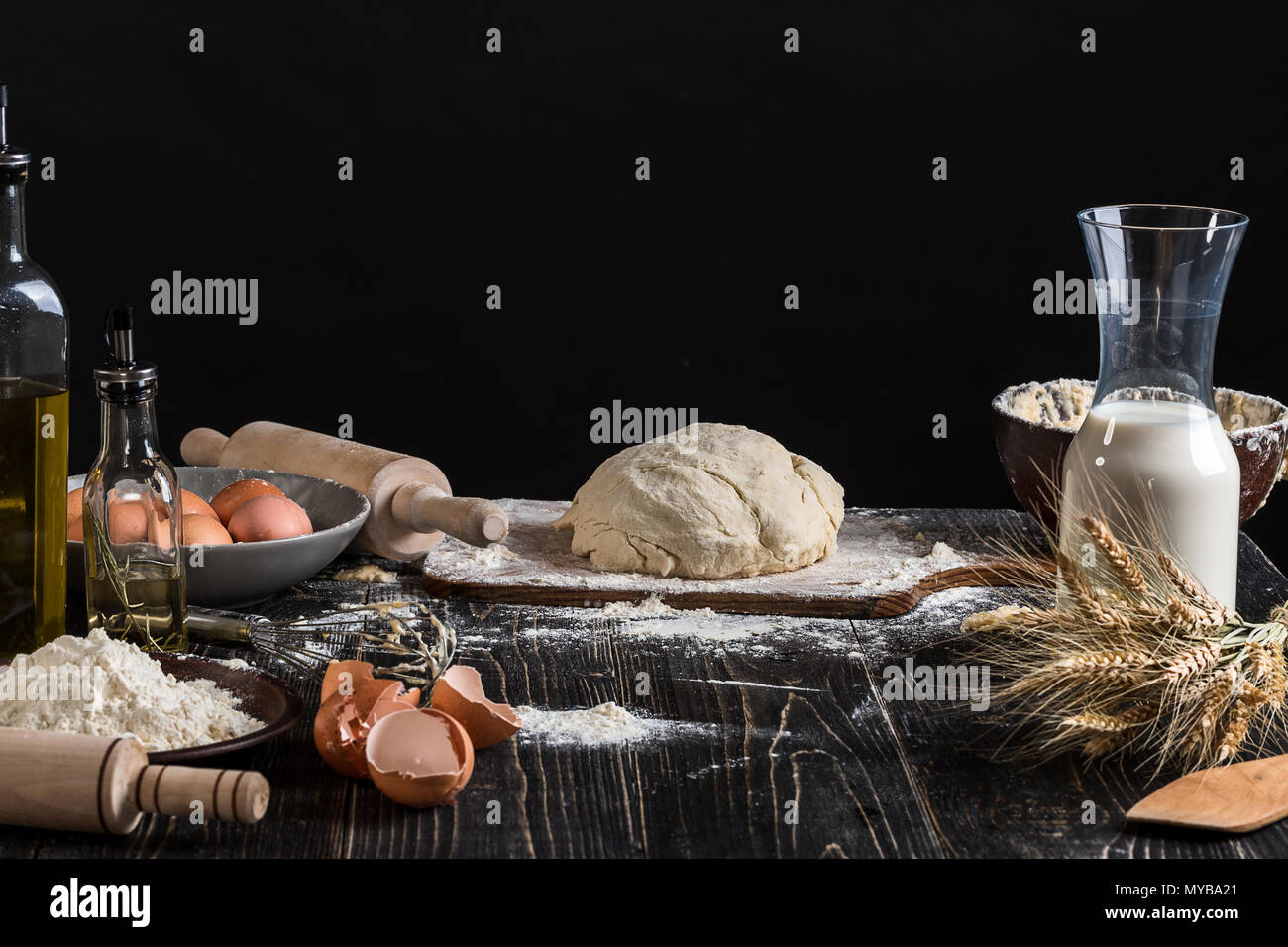 Teig für die Zubereitung Brot, Pizza, Torte. Zutaten, Essen flach am Küchentisch Hintergrund. Butter, Milch, Hefe, Mehl, Eier, Zucker, Gebäck oder Bäckerei kochen Stockfoto