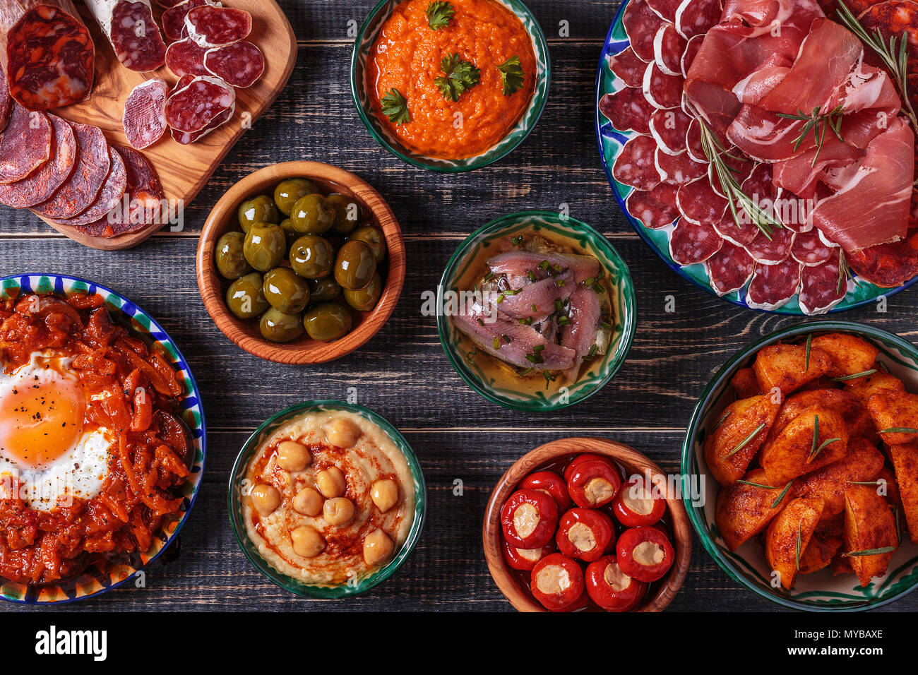 Typische Spanische Tapas Konzept Konzept Gehoren Verschiedene Schichten Jamon Chorizo Salami Schusseln Mit Oliven Paprika Sardellen Wurzige Kartoffeln Puree Stockfotografie Alamy