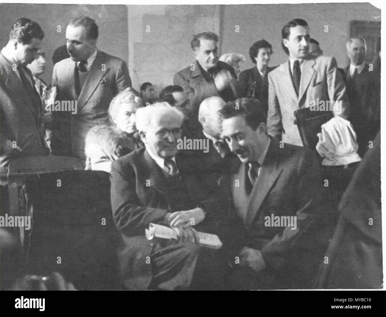 . Englisch: David Ben-Gurion und Moshe Sharett vor dem anglo-amerikanischen Untersuchungsausschuß in Jerusalem עברית: דוד בן גוריון-ומשה שרת מעידים בפני ועדת החקירה האנגלו - אמריקאית לענייני ארץ ישראל בירושלים. 1946. Diese Datei fehlt, Informationen zum Autor. 70 Ben Gurion Sharett &Amp; bei anglo-amerikanischen Ausschusses 2. Stockfoto