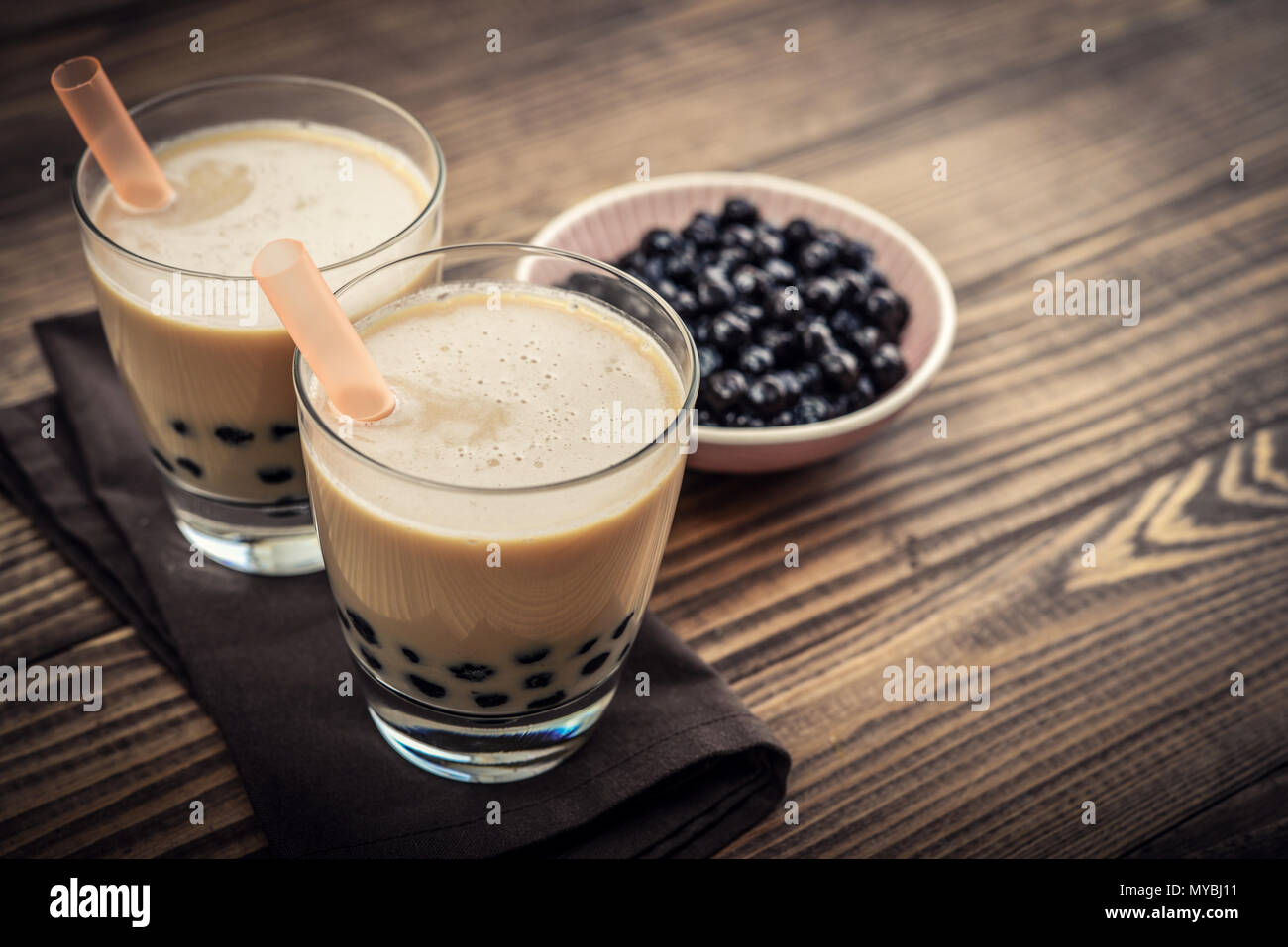 Hausgemachte Milch Bubble Tea mit Tapioka Perlen auf Holz- Hintergrund Stockfoto
