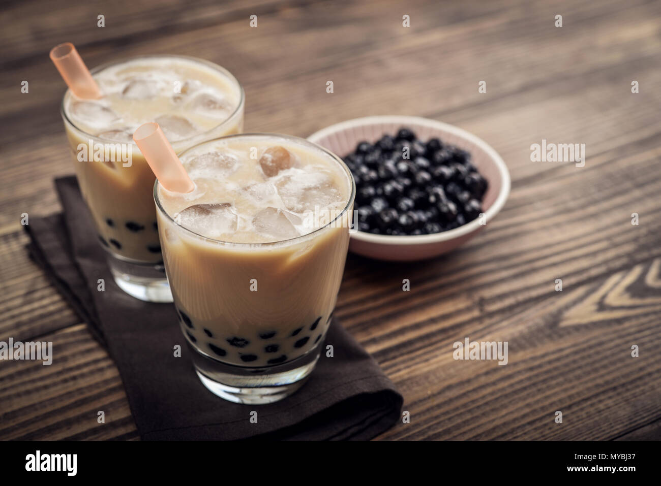 Hausgemachte Milch Bubble Tea mit Tapioka Perlen auf Holz- Hintergrund Stockfoto