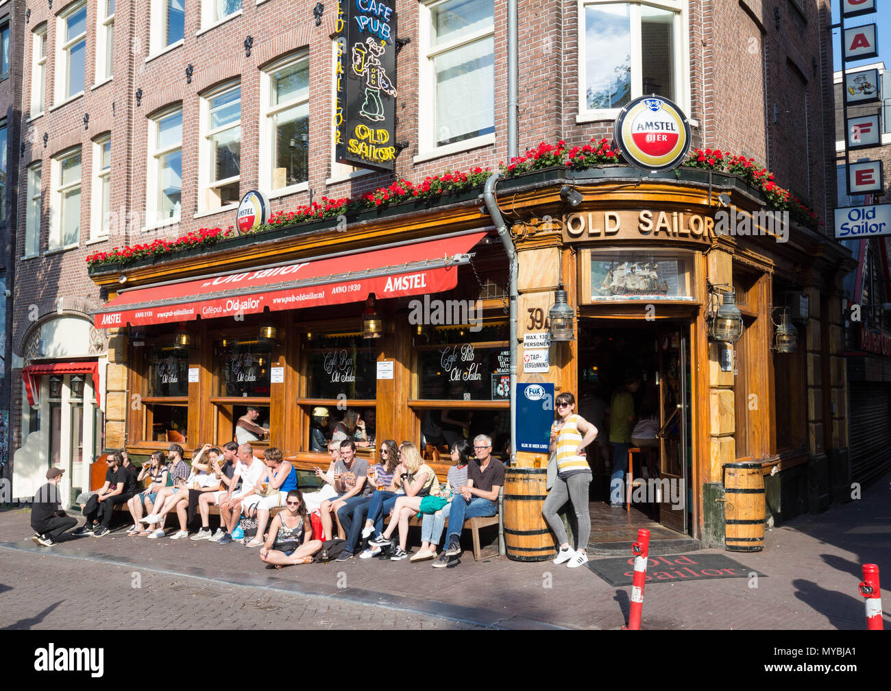 Touristen und Einheimische genießen Sie die holländischen Pub' Alten Sailor" im Rotlichtviertel, Amsterdam, Niederlande Stockfoto