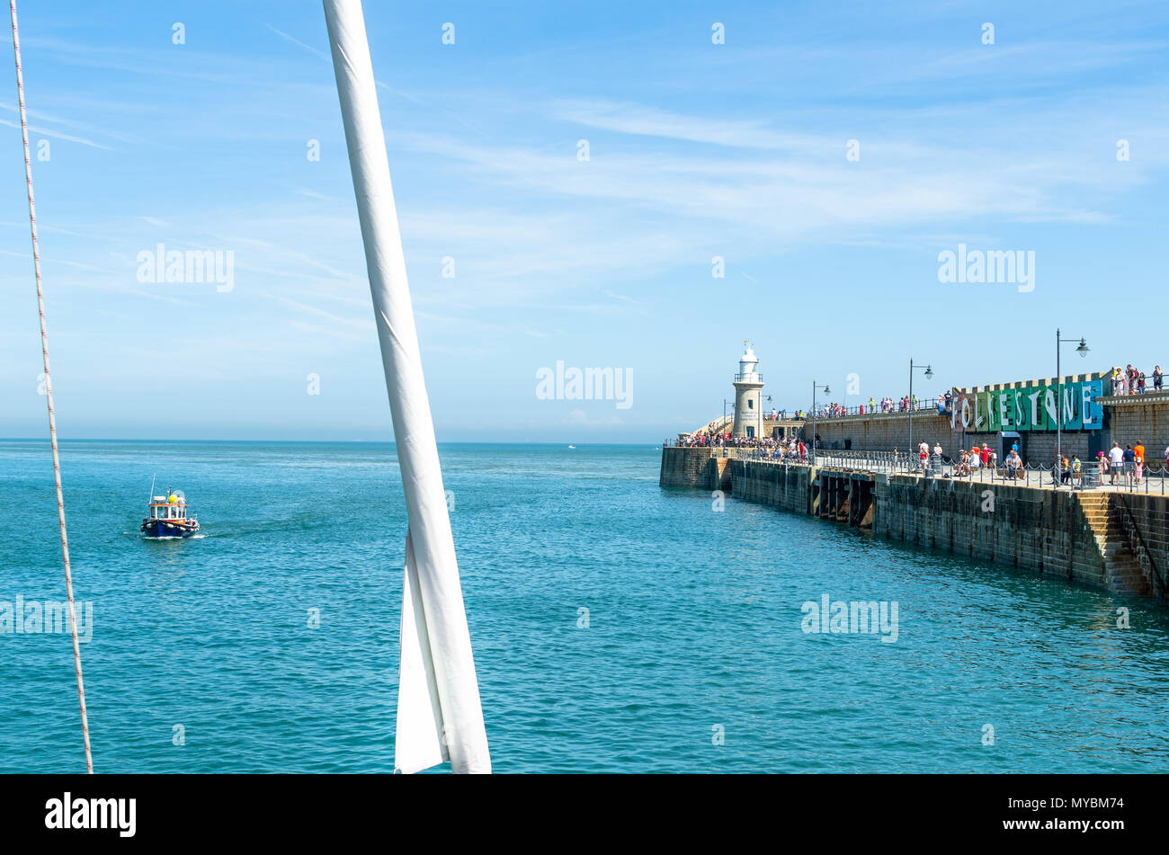 Meer, Spaß am Hafen von Folkestone Arm durch den Englischen Kanal im Sommer, Großbritannien Stockfoto