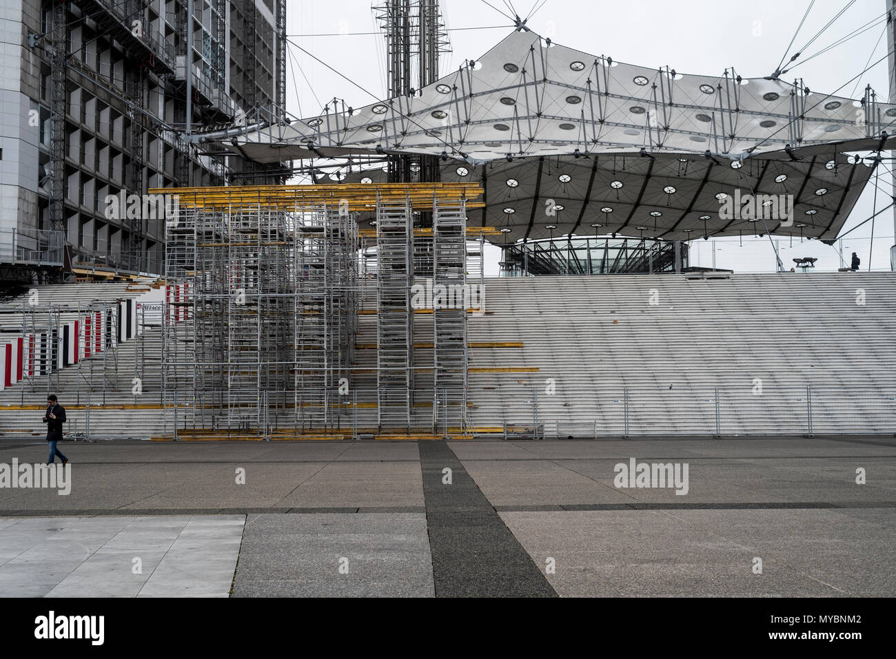 La Défense, Paris 2016 Gerüst unter Grande Arche Stockfoto