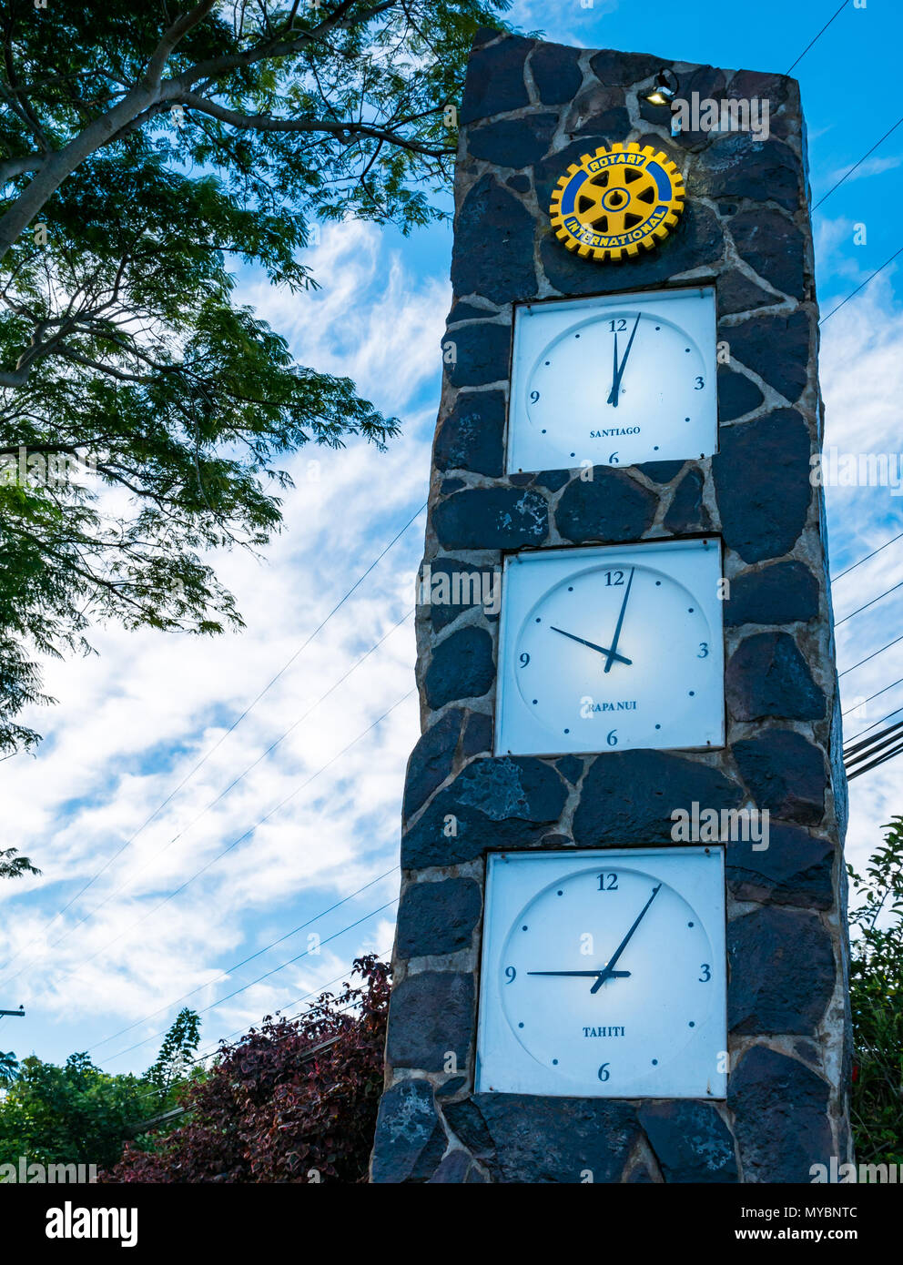 Rotary International Uhren mit der Zeit in Santiago, Rapa Nui und Tahiti, Mataveri Flughafen, Hanga Roa, Easter Island, Chile Stockfoto