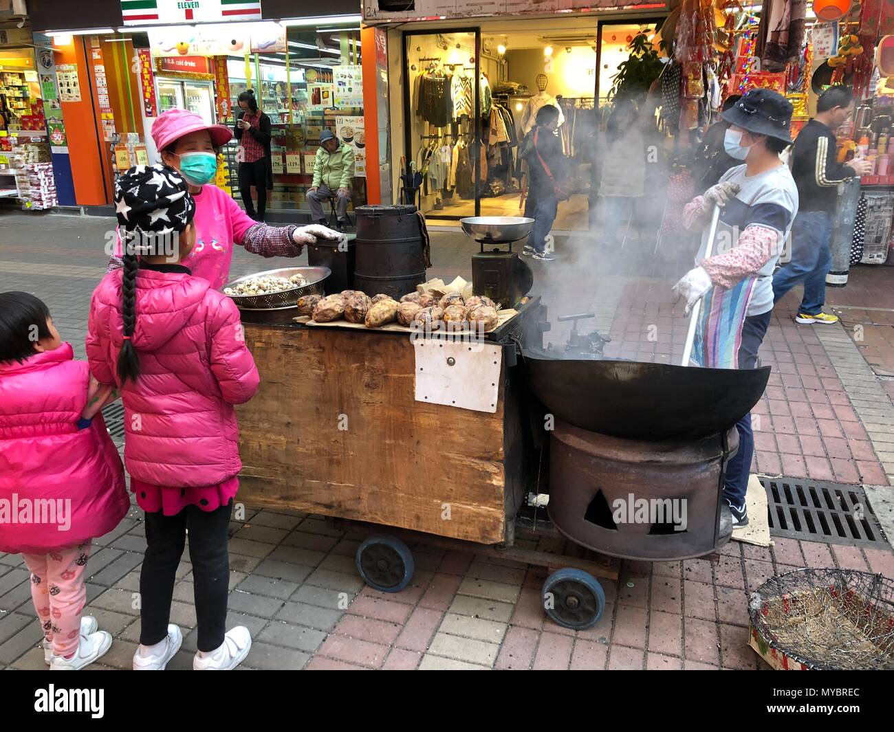 Hong Kong berühmten traditionellen Street Food Schubkarre. Geröstete Kastanien, Wachteleier, Süßkartoffel. Street Photography. Stockfoto