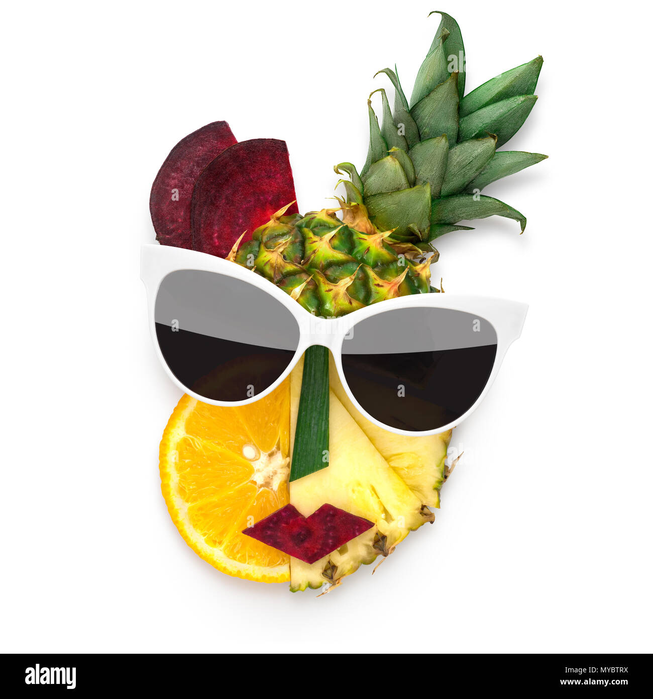 Kreatives Konzept Foto von kubistischen Stil weiblichen Gesicht in Sonnenbrille aus Obst und Gemüse, auf weißem Hintergrund. Stockfoto