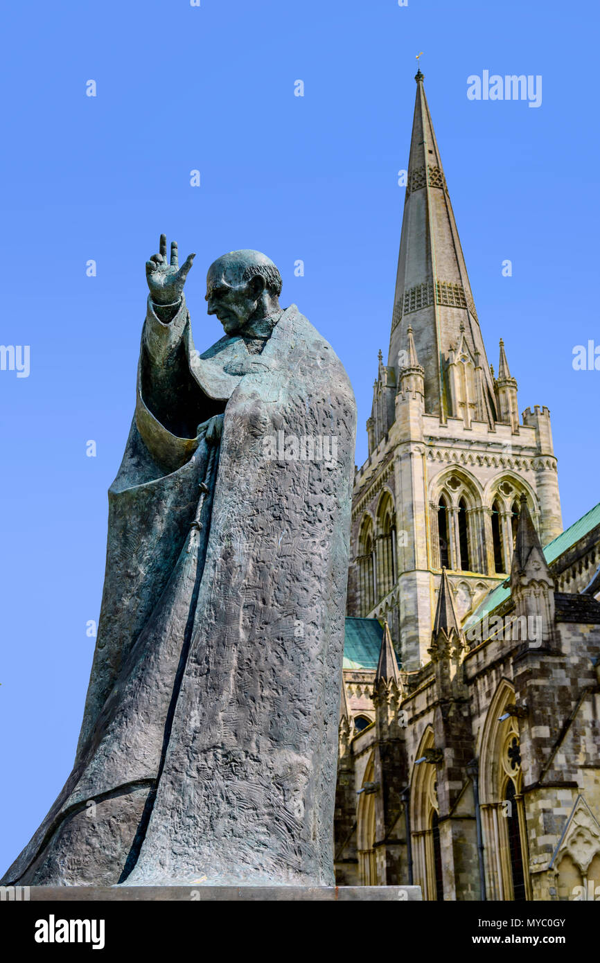 Statue des Hl. Richard außerhalb der Eingang der Kathedrale von Chichester Stockfoto