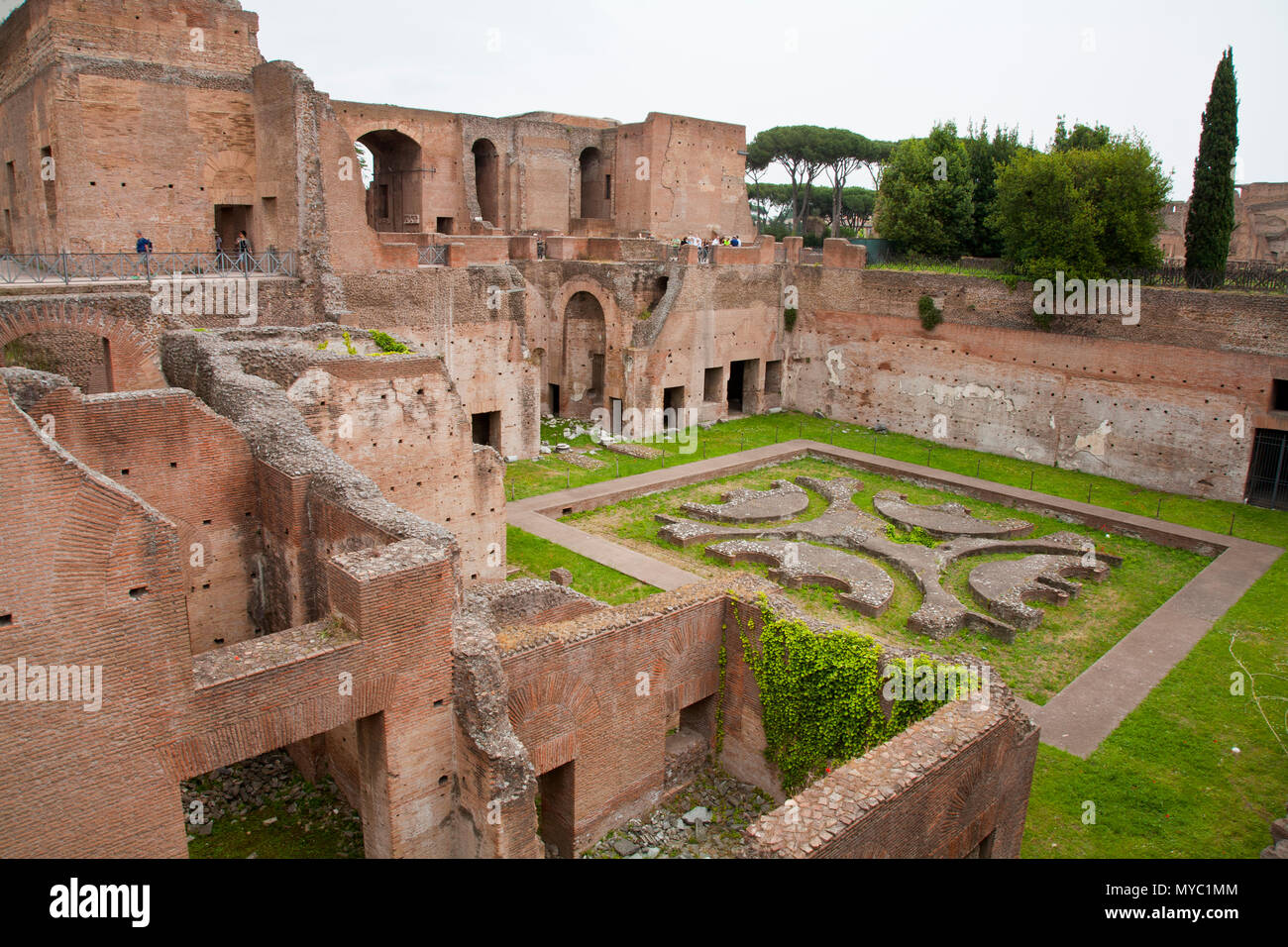 Mai 11, 2016: Rom, Italien - die berühmten Gärten in den römischen Ruinen des Kolosseums Stockfoto