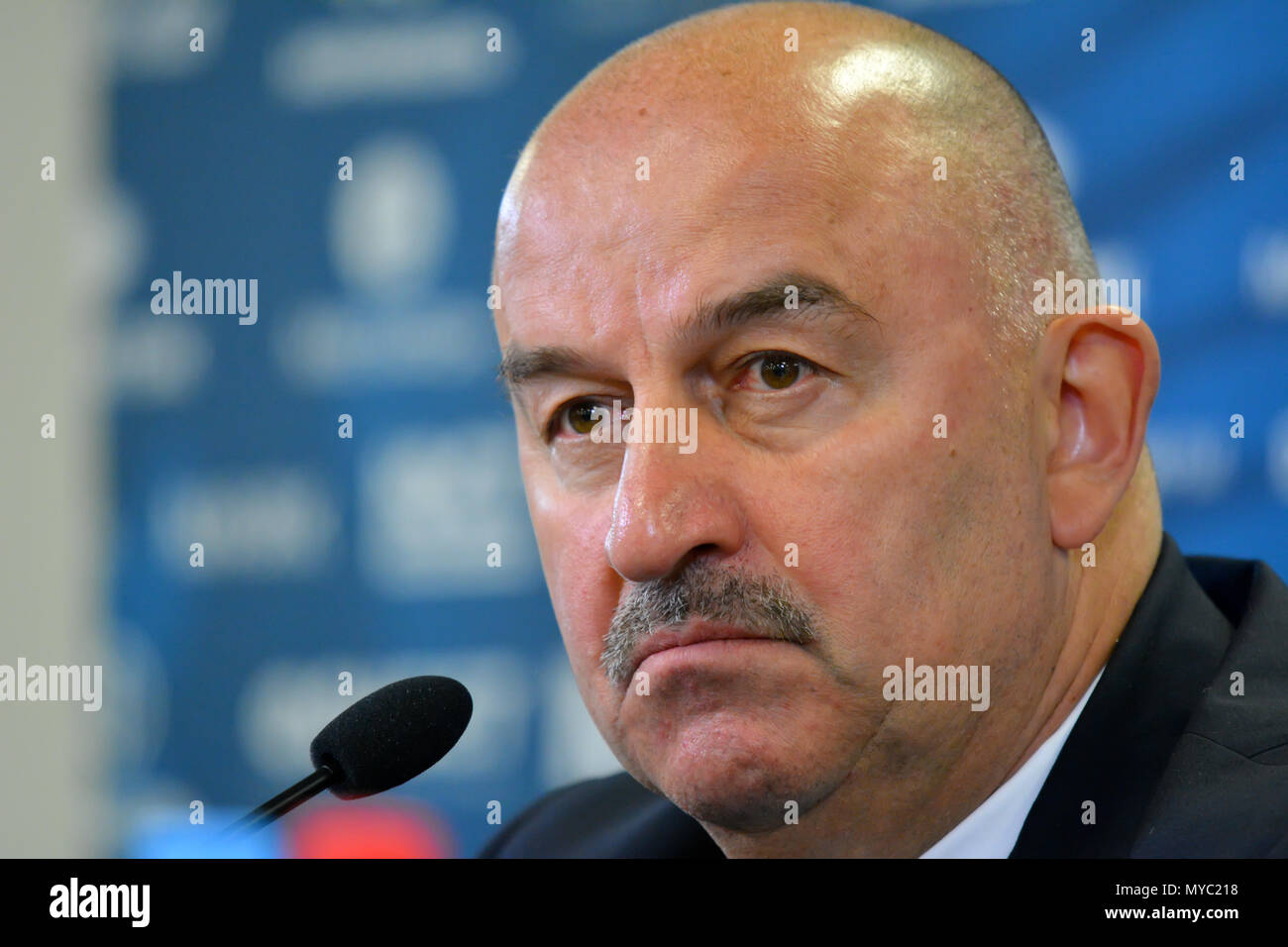 Moskau, Russland - Juni 5, 2018. Die russische Nationalmannschaft Trainer Stanislav Cherchesov auf einer Pressekonferenz nach internationalen freundlich Russland vs. Stockfoto