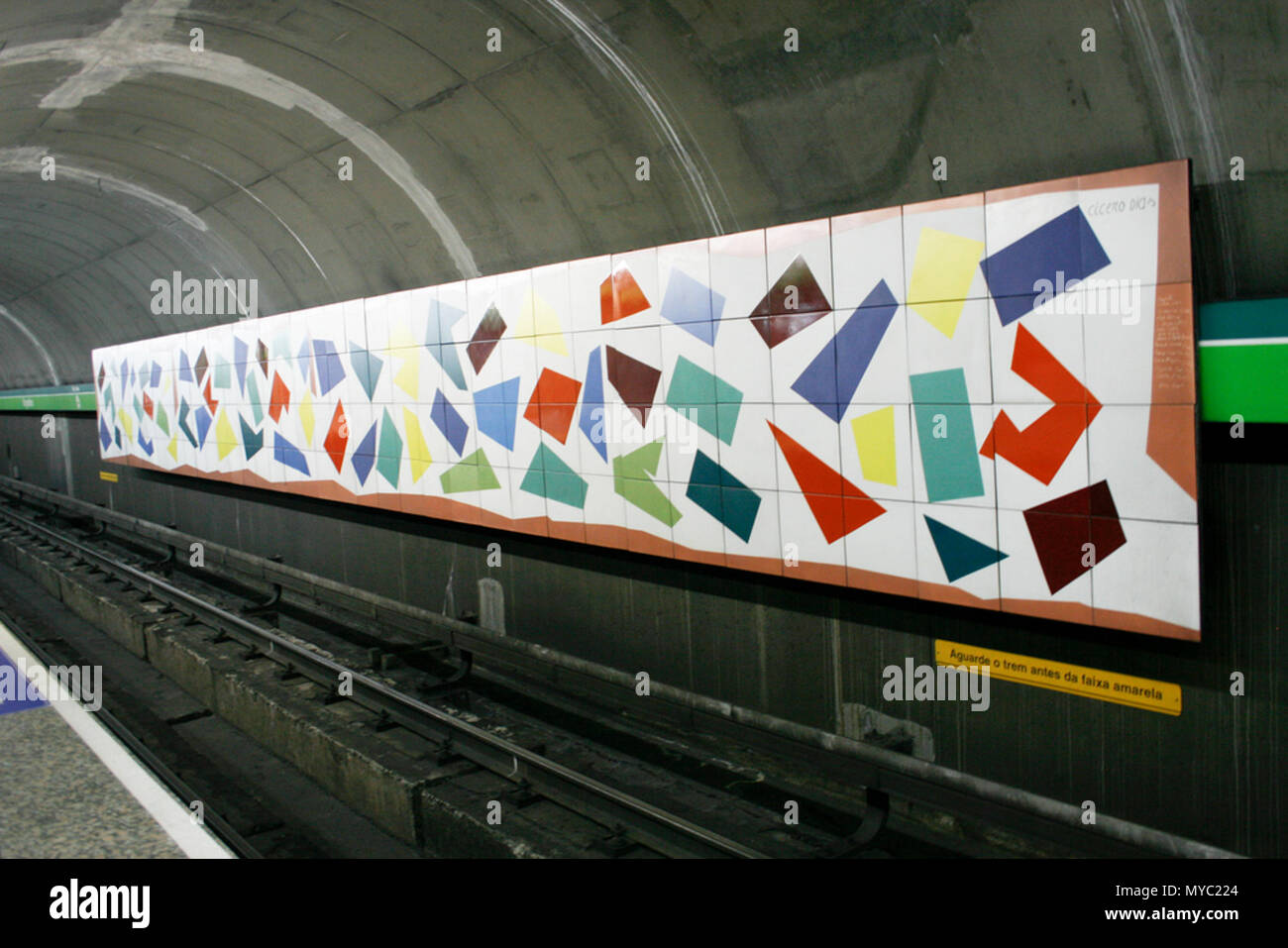 . Português: Kerne e Formas Englisch: Farben und Formen. Português: Estação de Metrô Brigadeiro - Plataforma no sentido Ana Rosa. . 11 Februar 2011 123 Kerne e Formas Stockfoto
