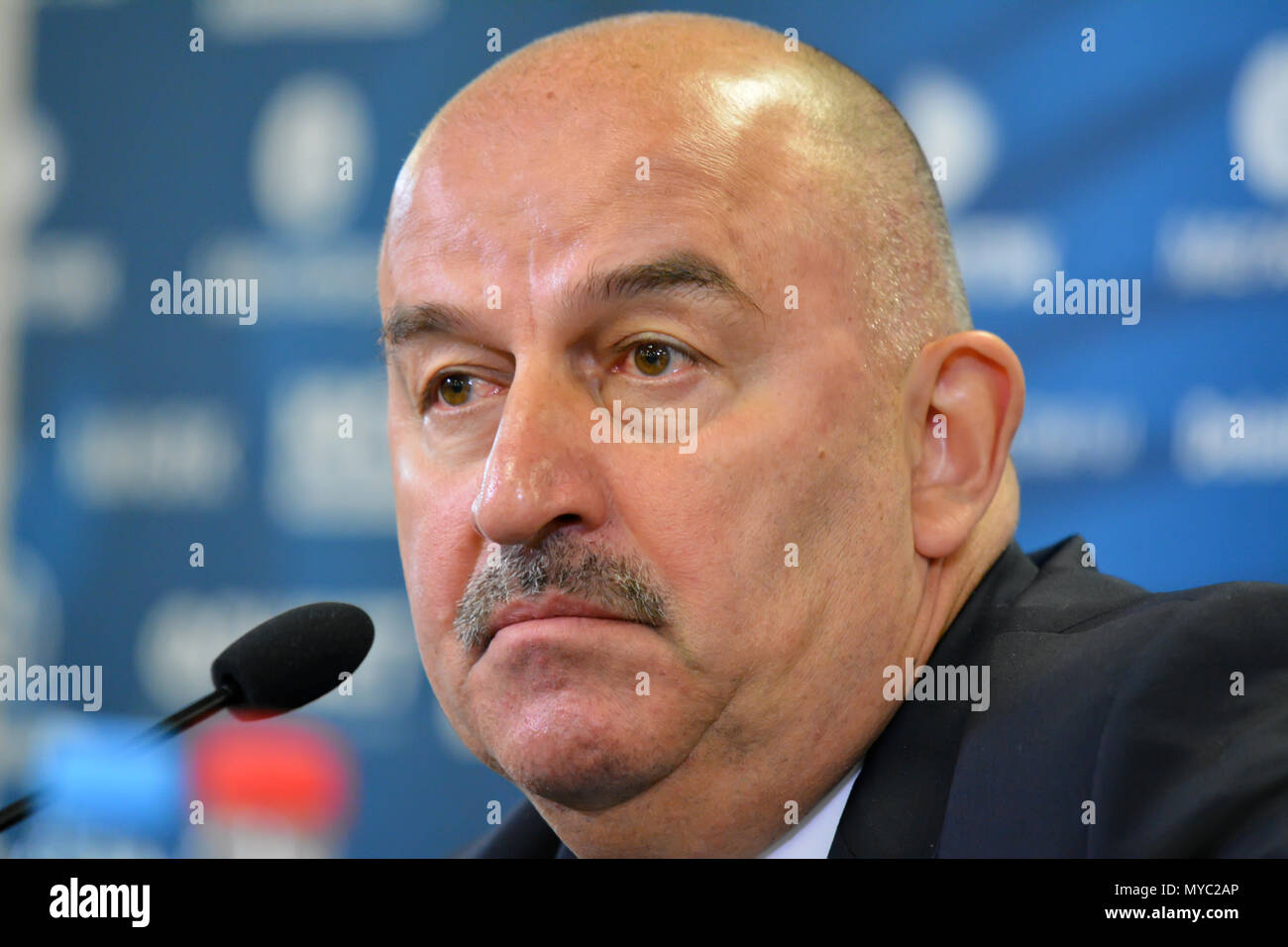 Moskau, Russland - Juni 5, 2018. Die russische Nationalmannschaft Trainer Stanislav Cherchesov auf einer Pressekonferenz nach internationalen freundlich Russland vs. Stockfoto