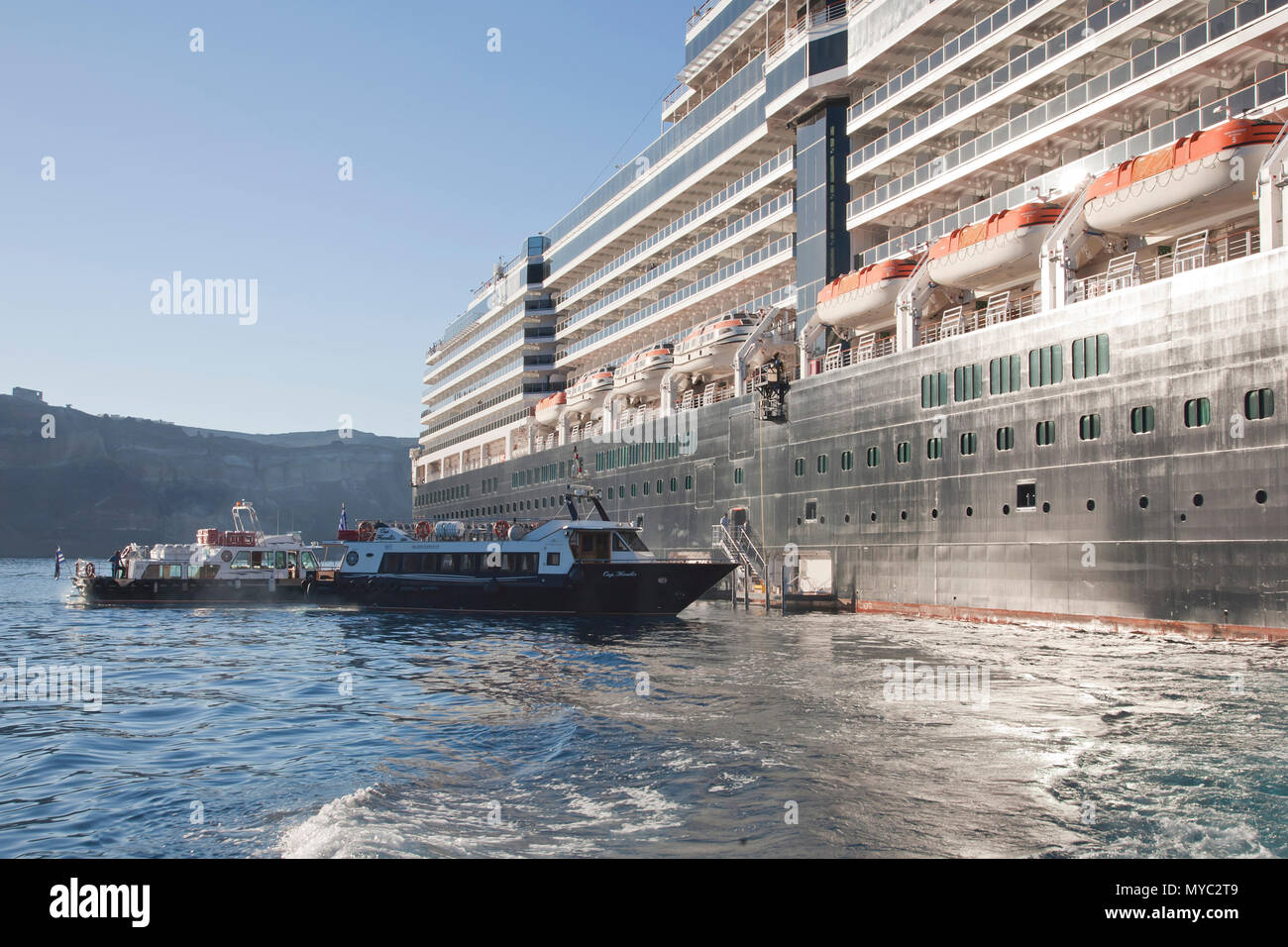 September 5, 2014: Santorini, Griechenland: Kleine Fähren die Passagiere von der Holland America Cruise Line Stockfoto