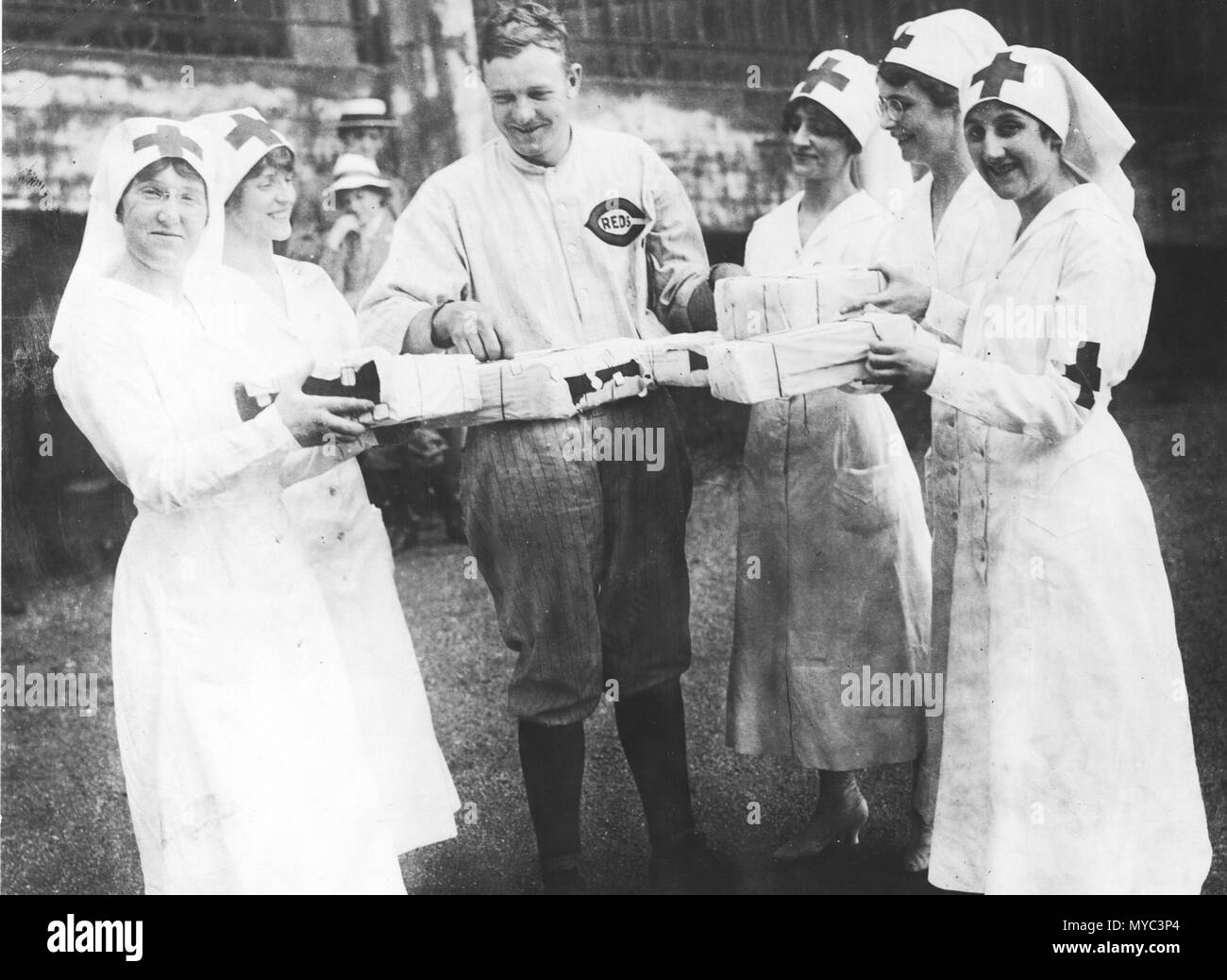 1917-1918 Christy Mathewson trägt zum Roten Kreuz Krieg finanzieren. Auch Baseball Spieler und Manager der Cincinnati Baseball Club bekannt, spendet etwas für das Rote Kreuz Stockfoto