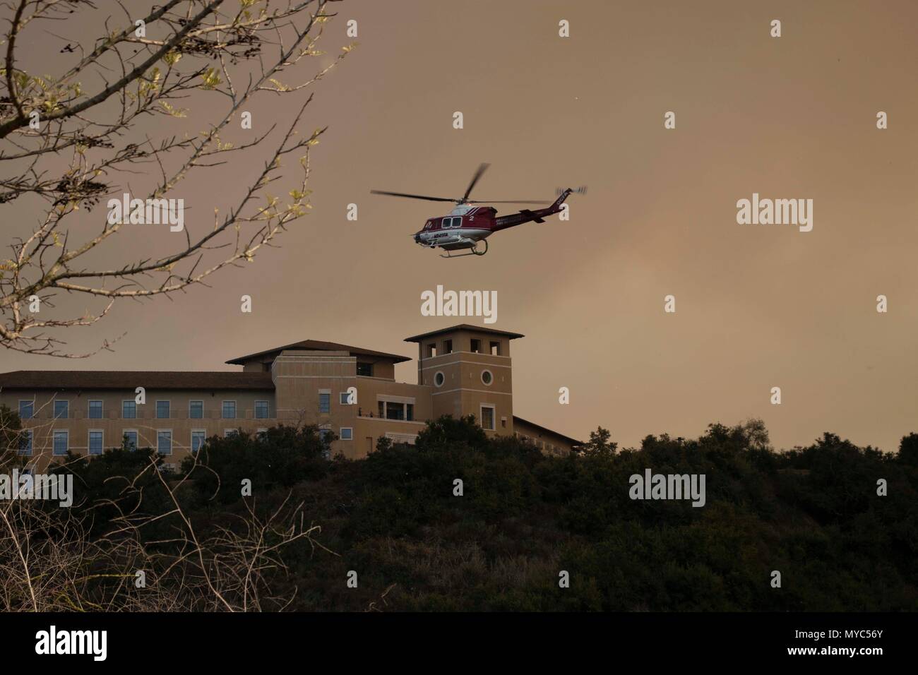 OCFA Feuer Hubschrauber fliegt durch Rauch, um zu helfen, die Aliso Viejo Bürste Feuer, dass am 2. Juni 2018 gestartet. Stockfoto