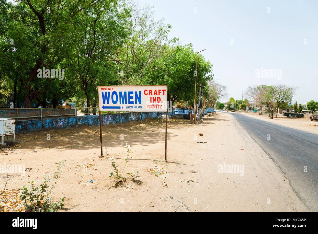 Am Straßenrand Werbung sign Tribal Wilde Frauen Handwerk, Kunsthandwerk, Sawai Madhopur Stadt, in der Nähe vom Ranthambore Nationalpark, Rajasthan, Nordindien Stockfoto