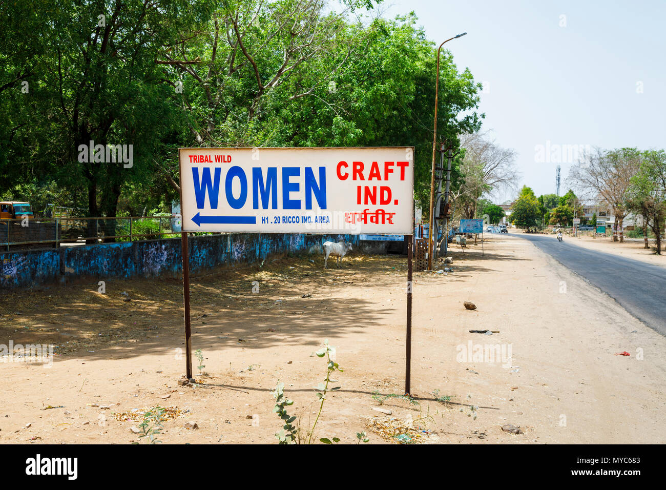 Am Straßenrand Werbung sign Tribal Wilde Frauen Handwerk, Kunsthandwerk, Sawai Madhopur Stadt, in der Nähe vom Ranthambore Nationalpark, Rajasthan, Nordindien Stockfoto