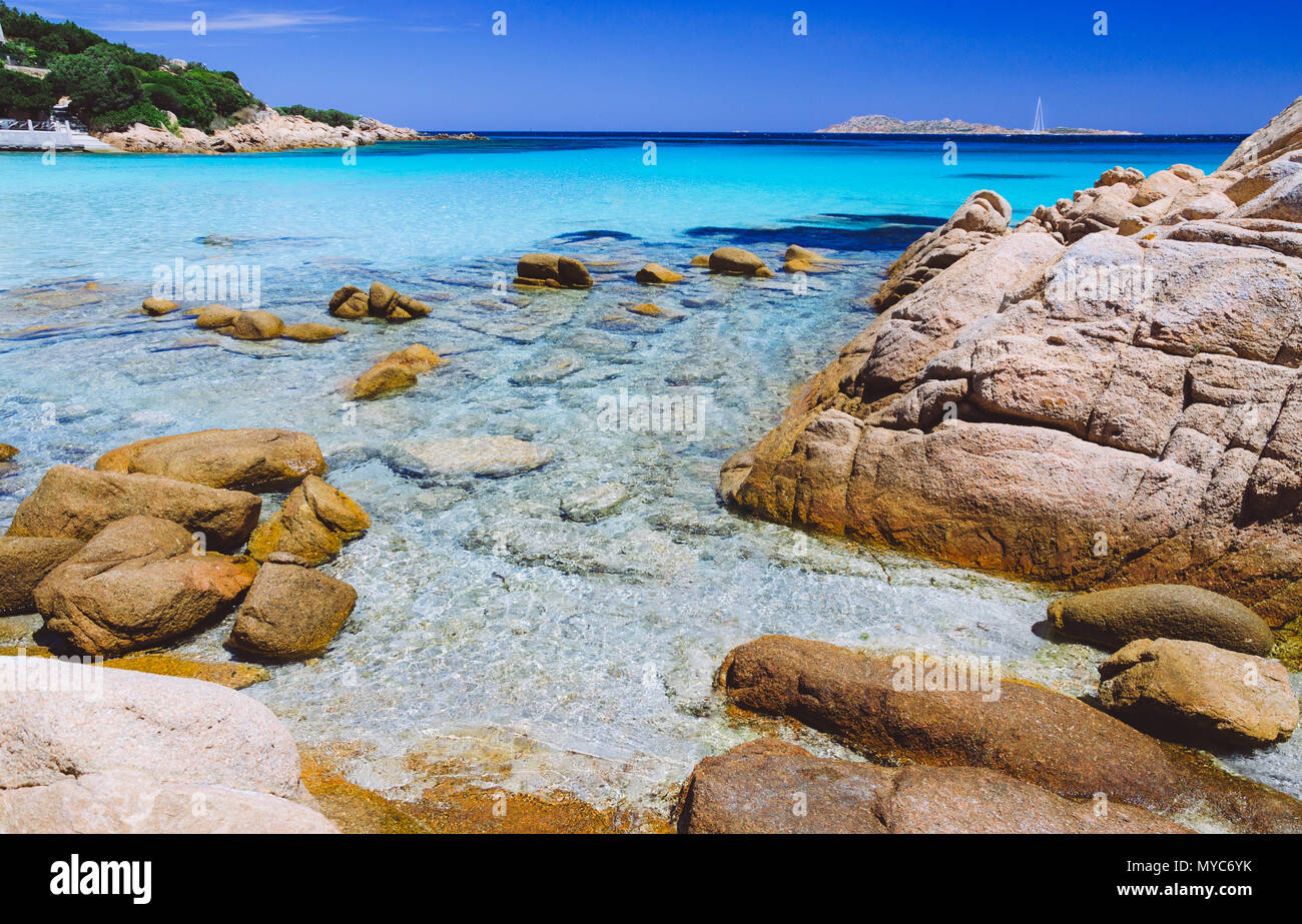 Klar erstaunliche Azure und türkisfarbenen Meer Wasser mit riesigen Granitfelsen in Capriccioli, Sardinien, Italien Stockfoto