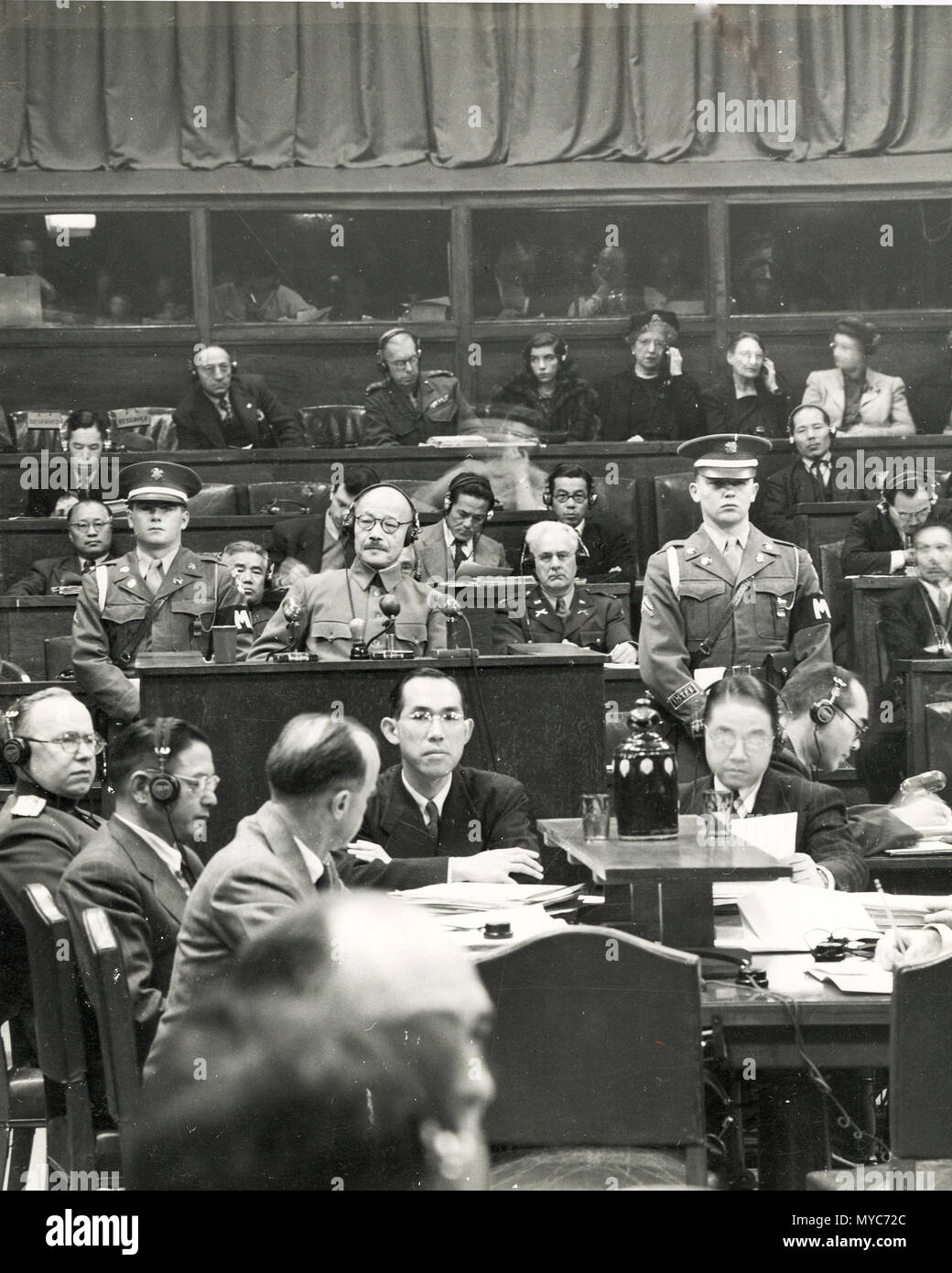 Hideki Tojo, ehemaligen japanischen General Premier und Kriegsminister, nimmt den Stand zum ersten Mal während der Internationale Strafgerichtshof mit Studien, Tokio, Japan. Möglicherweise 9 1947 Stockfoto