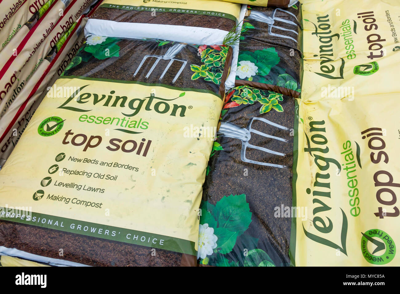 Einen Stapel Säcke Levington Boden in einem Gartencenter Stockfoto