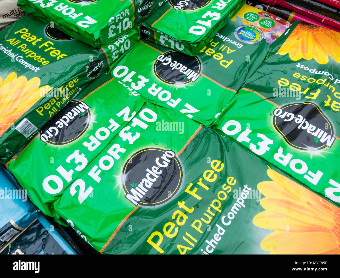 Einen Stapel Säcke Miracle-Gro Torf alle freien - Zweck bereichert Kompost in einem Gartencenter Stockfoto