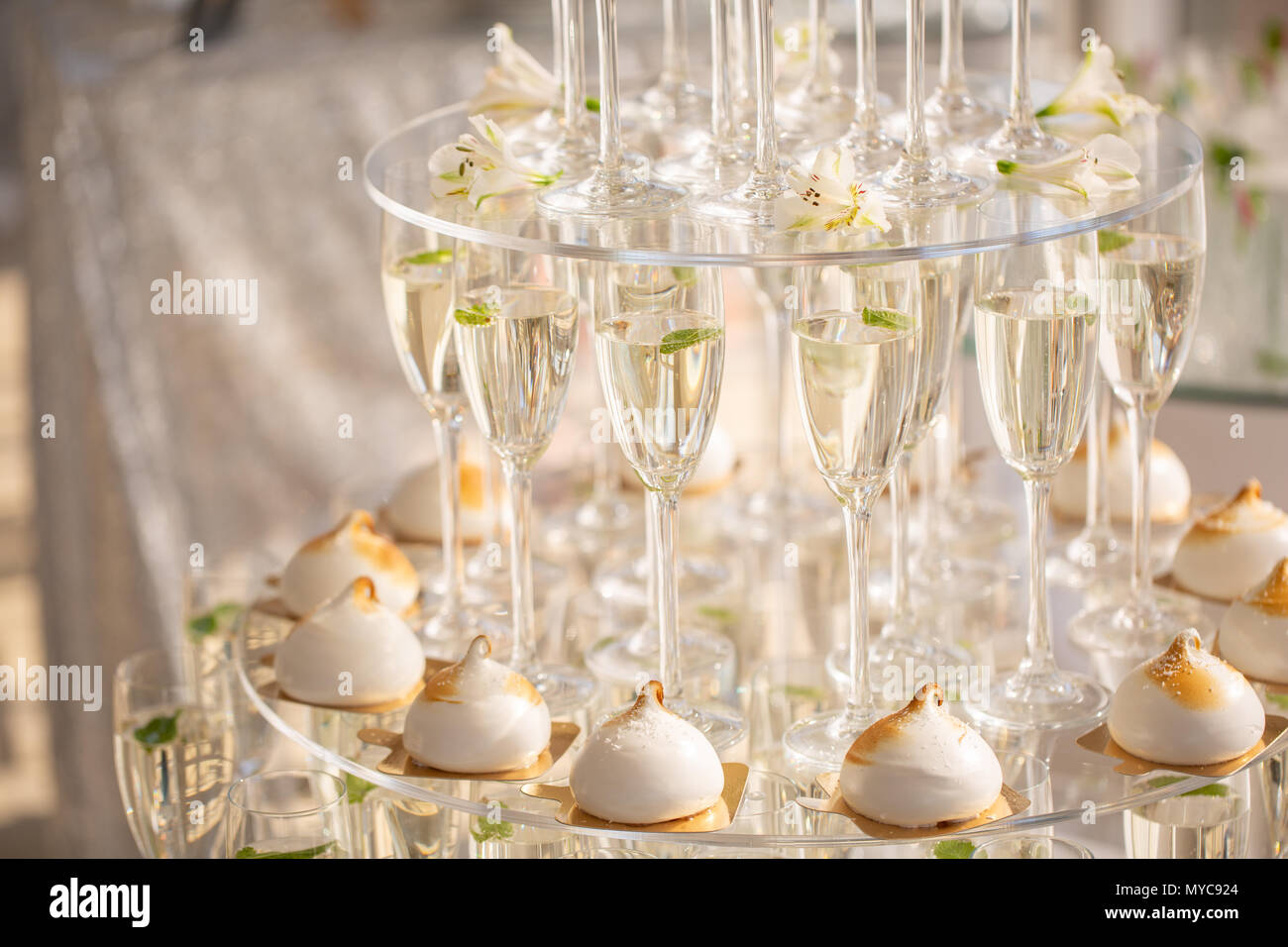 Pyramide Aus Glas Sekt Und Kuchen Auf Hochzeitsfeier Festlichen Tisch Stockfotografie Alamy