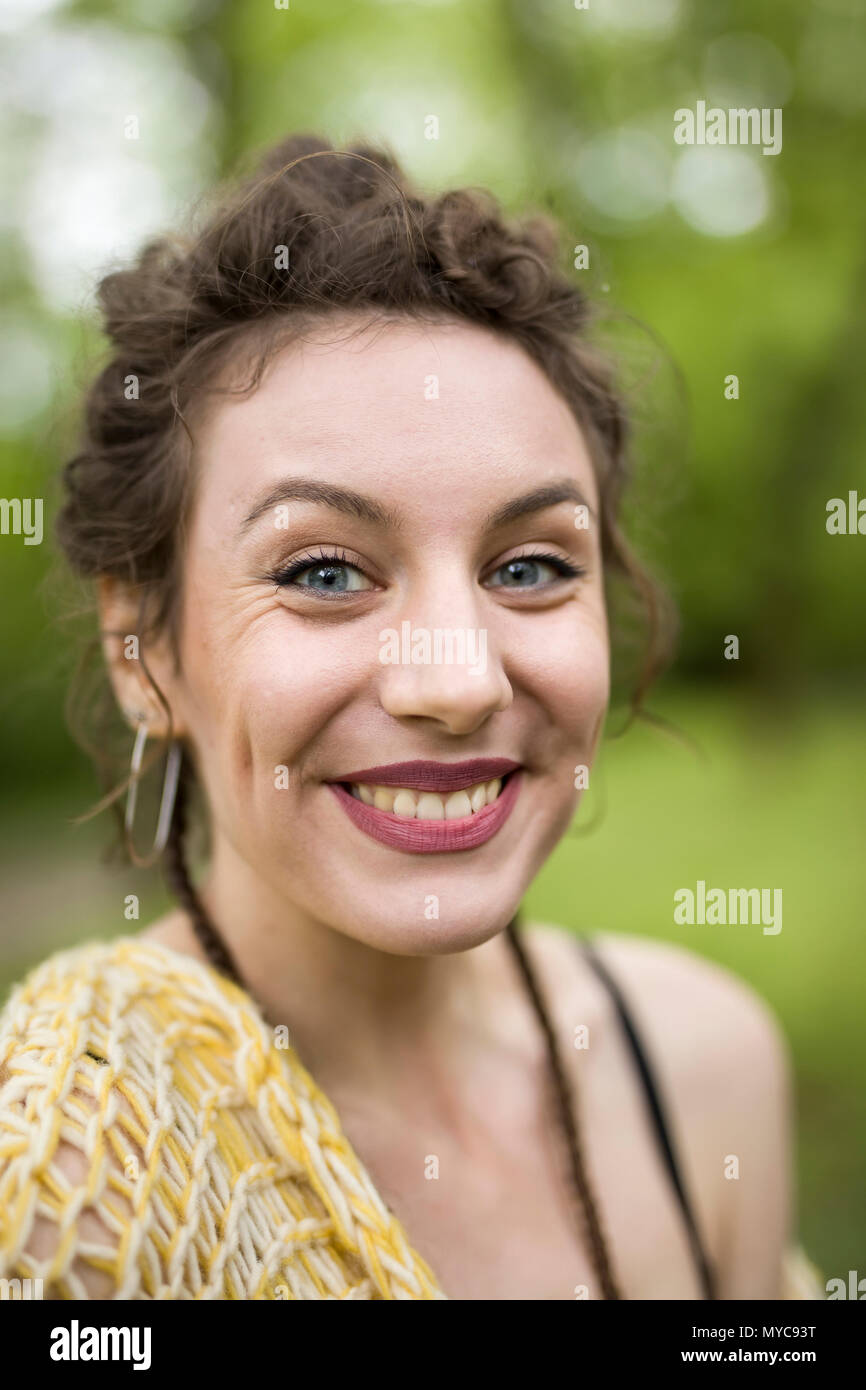 Porträt der jungen Frau macht Lächeln Stockfoto